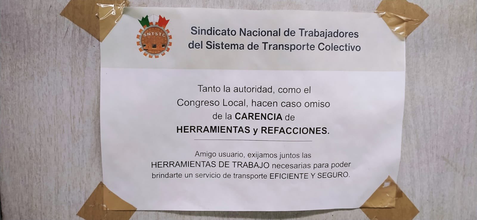 In subway cars of Line 3, workers pointed out irregularities in notices like these (screenshot)