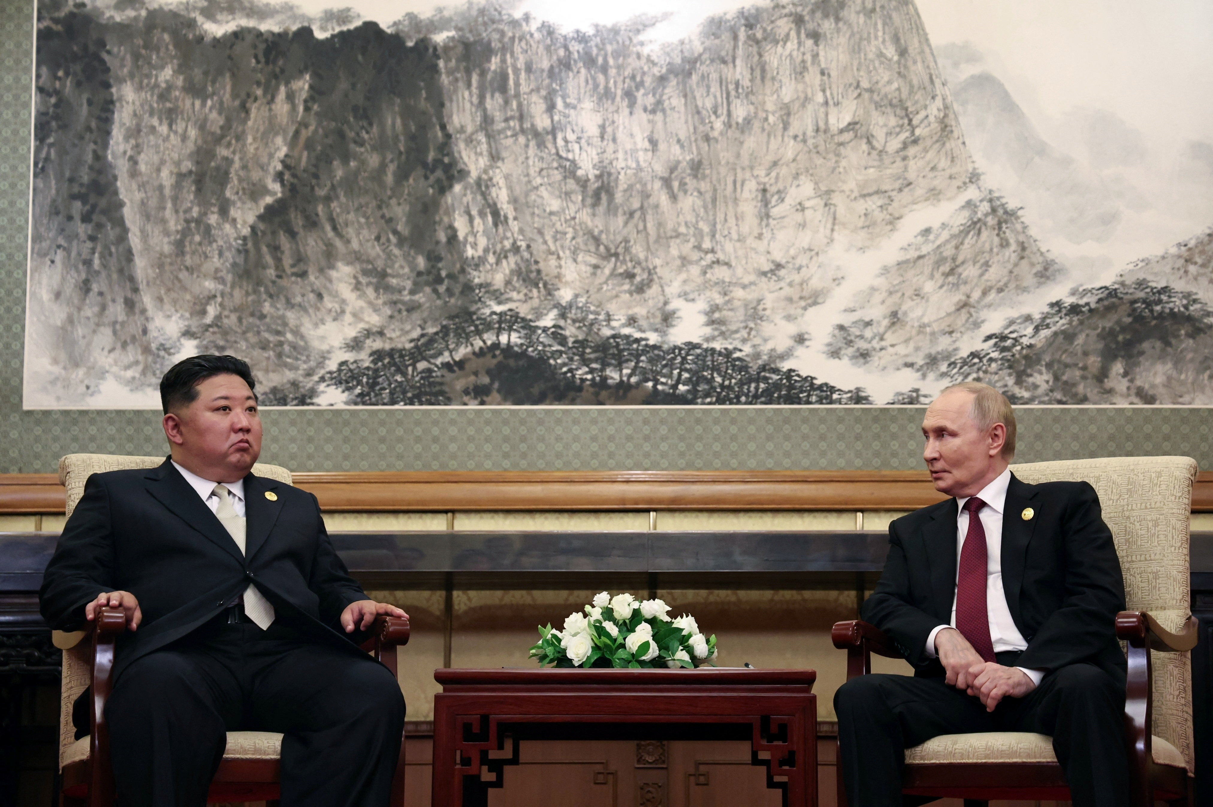 El dictador Kim Jong-un elogió a los soldados norcoreanos que luchan por Rusia contra Ucrania y dio su “apoyo incondicional” a Putin