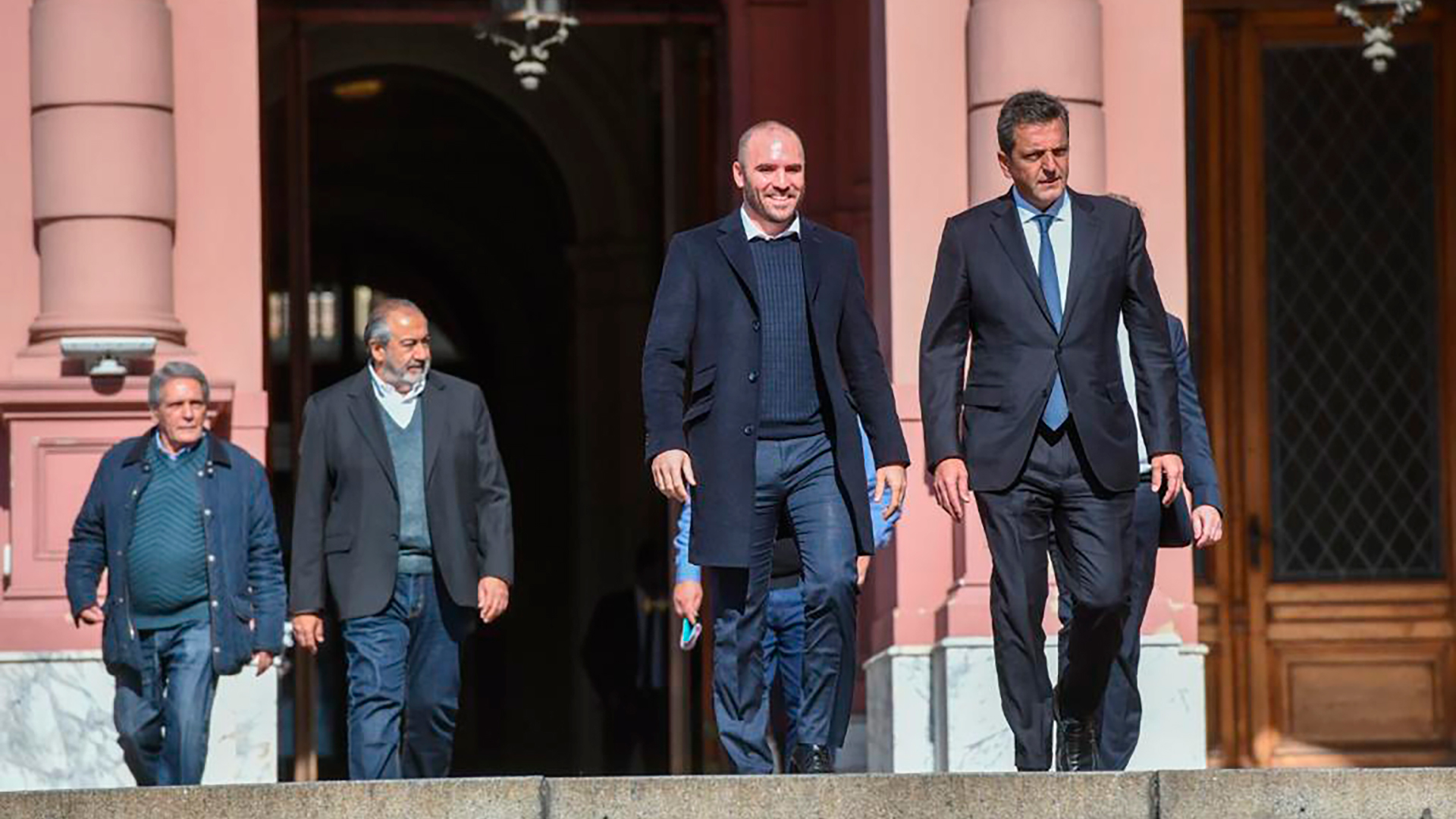 Acuña, Daer, Guzmán y Massa en el anuncio de hoy en las escaleras de la Casa Rosada