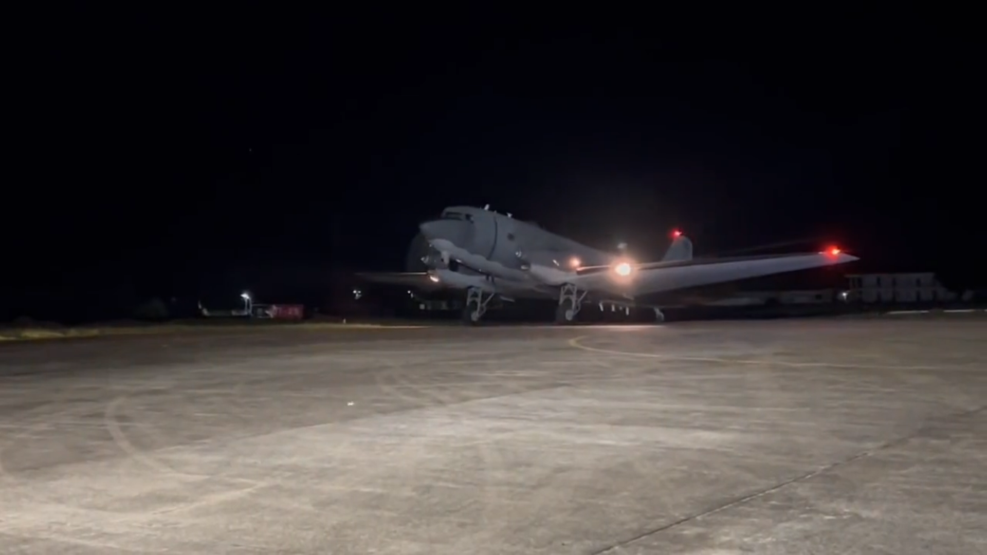 El avión Fantasma de la Fuerza Aérea se sumó a la búsqueda de los niños, sobrevoló la zona y lanzó bengalas para iluminarla. FAC.