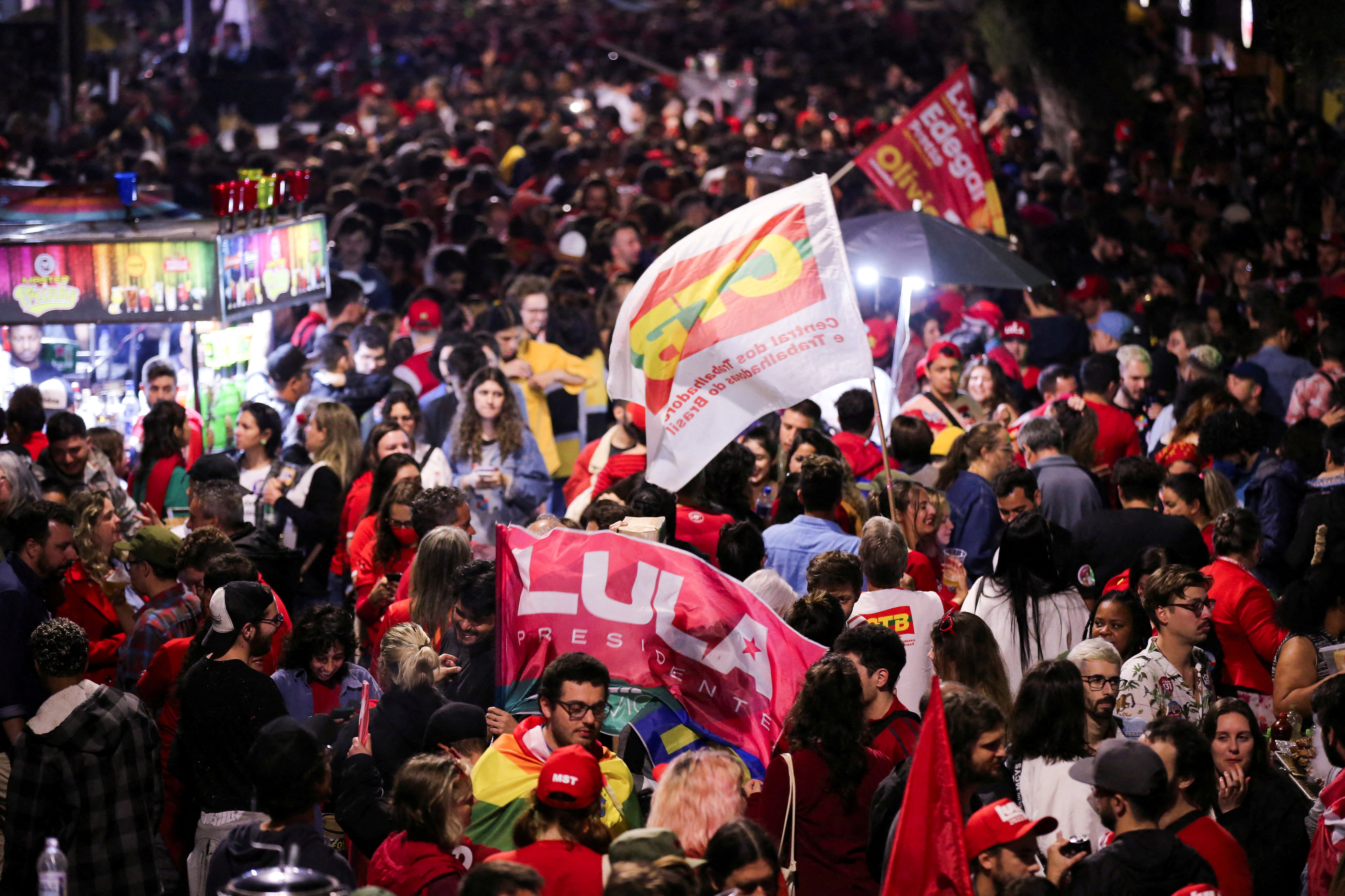 Militantes de Lula tras la difusión de los resultados (REUTERS/Diego Vara)