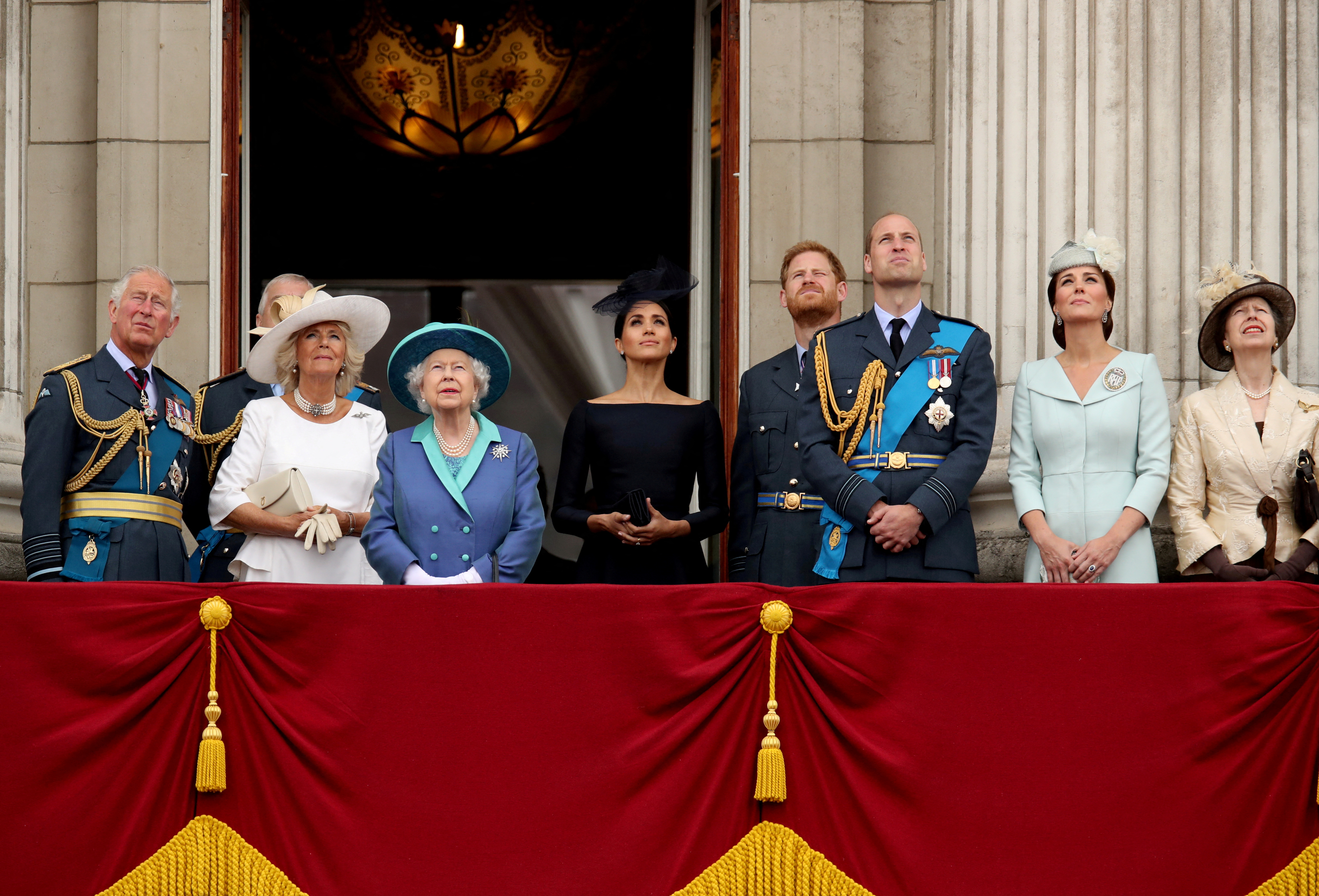 El príncipe Carlos, la duquesa de Cornualles, la reina Isabel,  la duquesa de Sussex, el príncipe Harry, el príncipe William, la duquesa de Cambridge y la princesa Ana en el balcón del Palacio de Buckingham en el centenario de la Royal Air Force en el centro de Londres, Gran Bretaña, el 10 de julio de 2018 (Reuters)