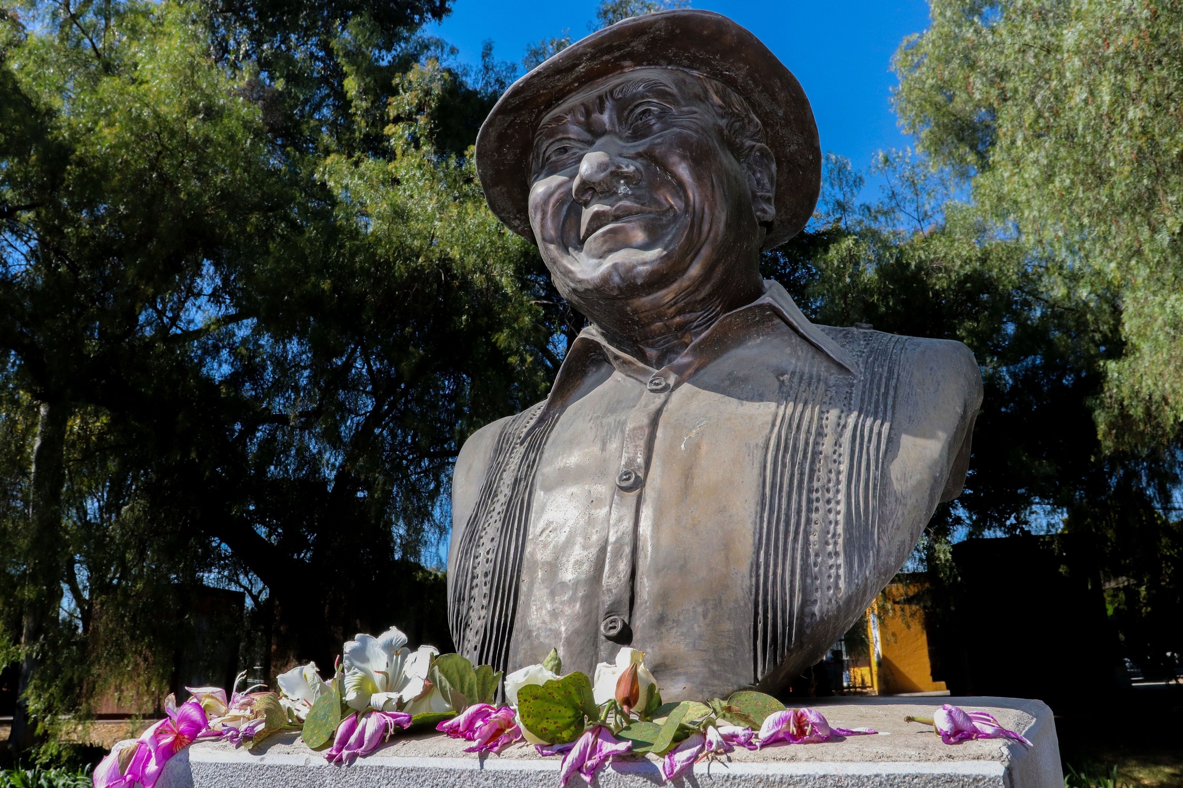 Vista hoy del busto del cantautor mexicano Armando Manzanero, quien falleció por complicaciones de la covid-19, en Ciudad de México (México). EFE/José Pazos
