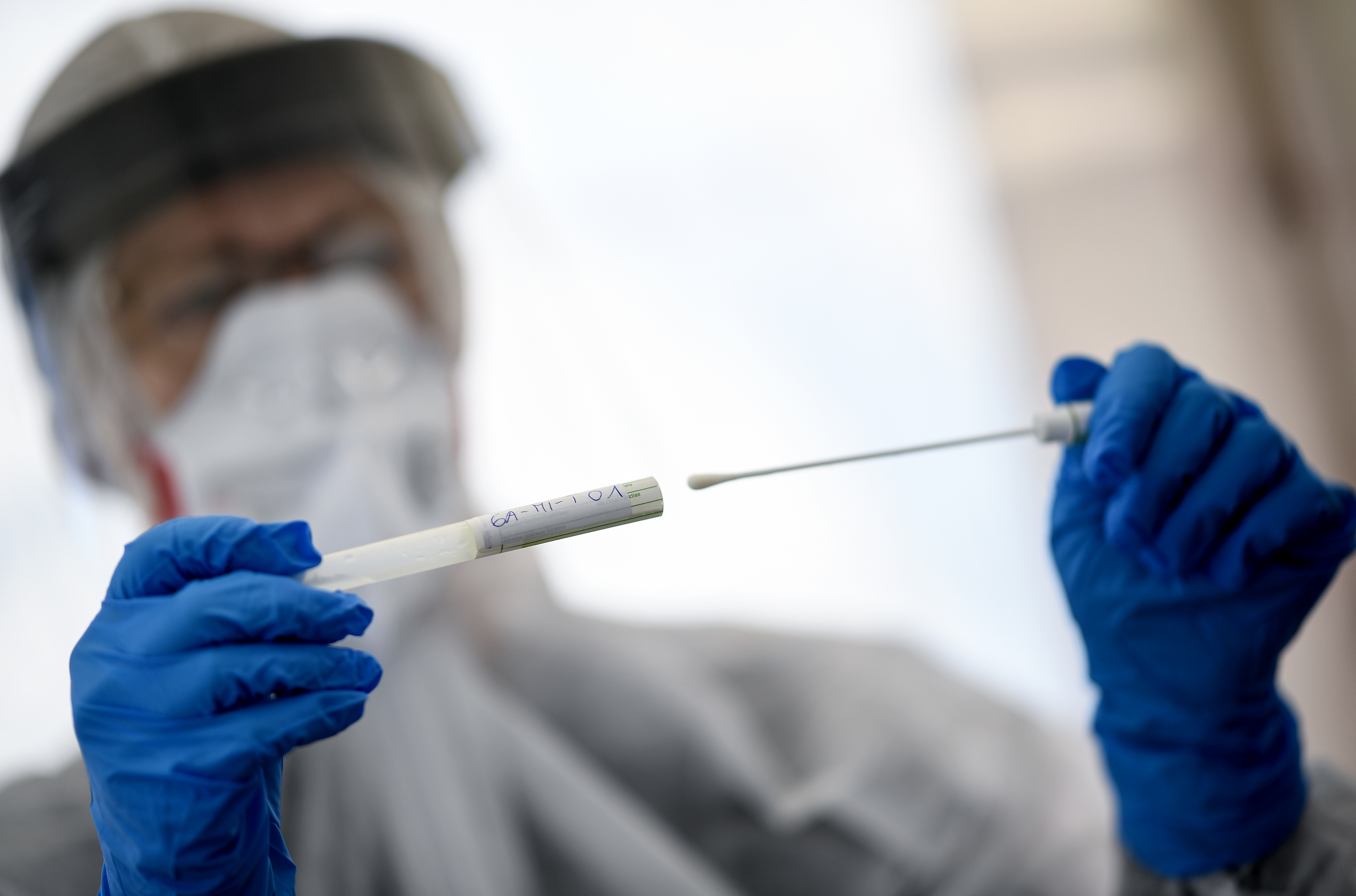 La FDA autorizó el pool de muestras, una forma de testeo del coronavirus que permite alcanzar a más gente en menos tiempo y con menor costo. (Britta Pedersen/dpa-Zentralbild/dpa)