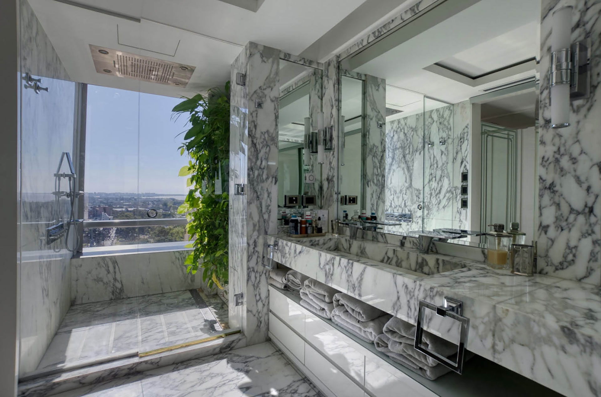 Baño y ducha cladestido en marmol, un estilo lujoso que se encuentra en las torres de vibiendas premium