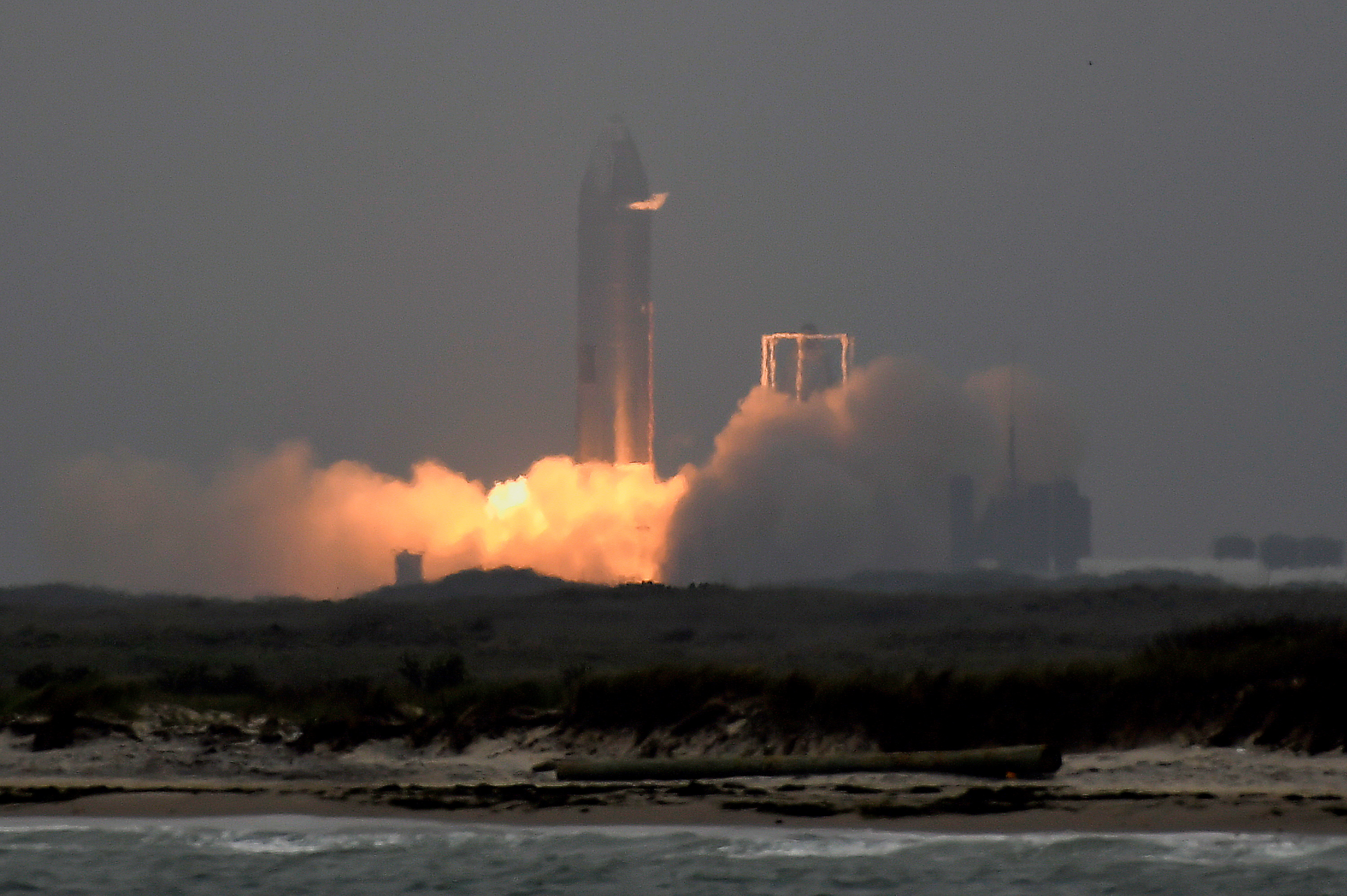 El más reciente y exitoso lanzamiento del "Starship", un prototipo de SpaceX, el más grande cohete espacial desde el "Saturn V" que lanzó la misión Apolo 11 a la luna. Antes, dos intentos habían terminado en bolas de fuego
1. REUTERS/Gene Blevins