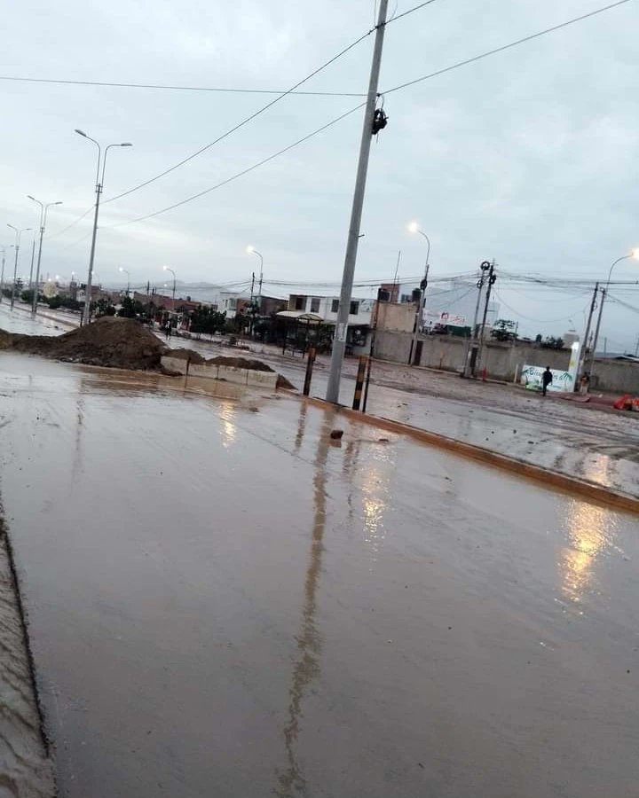 Las pistas amanecieron hoy llenas de lodo y piedra. Twitter: @rodriguezj7