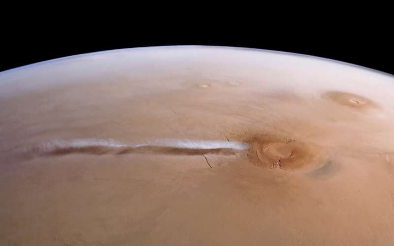 "Es totalmente inesperado": la ciencia logró explicar cómo se forma una misteriosa nube de hielo de 1.800 kilómetros en Marte