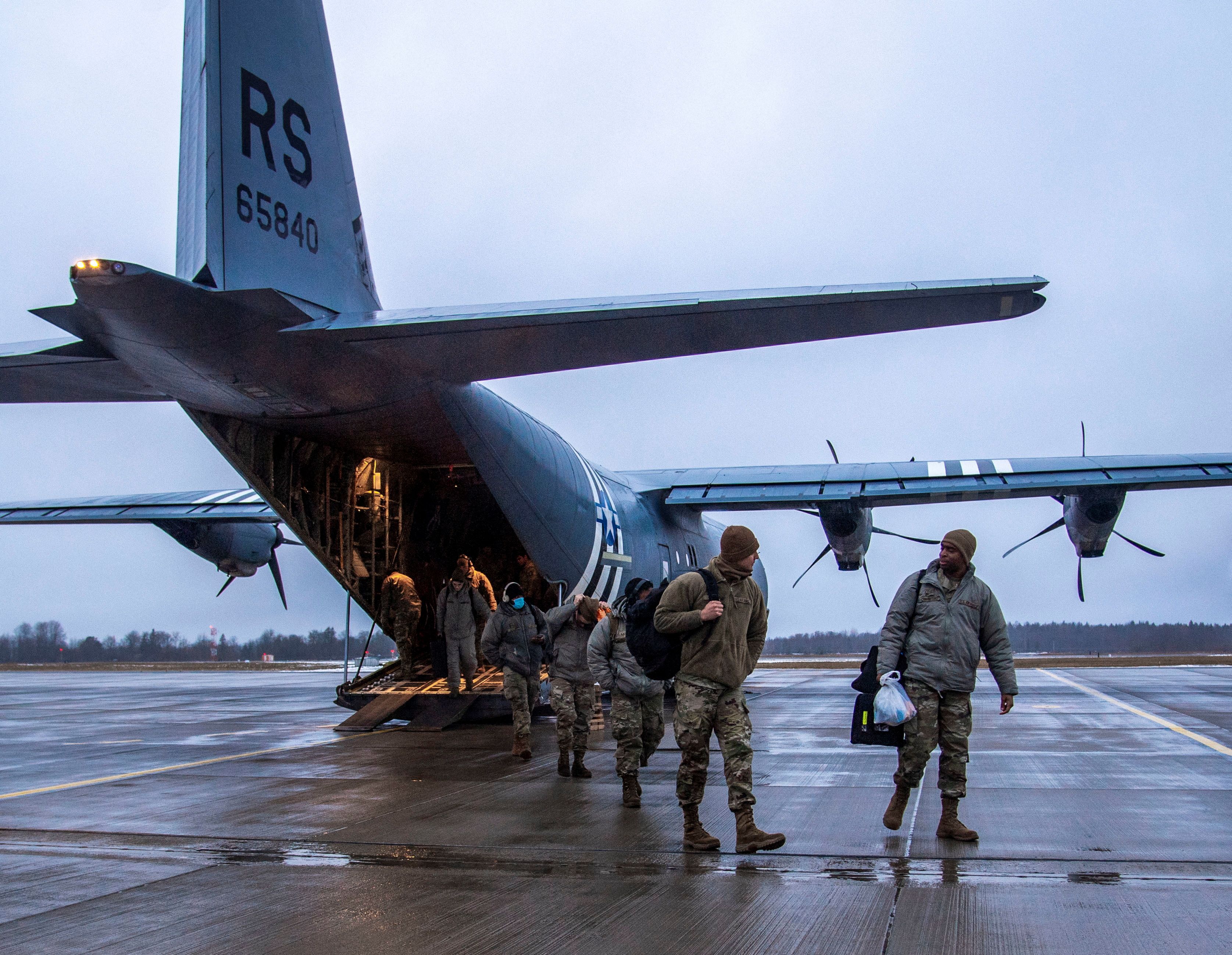 Aviadores de la base Seymour Johnson, Inglaterra, llegando a la Base Aérea Amari en Estonia, en enero de 2022 (U.S. Air Force Photo/Staff Sgt. Megan Beatty/Handout via REUTERS)