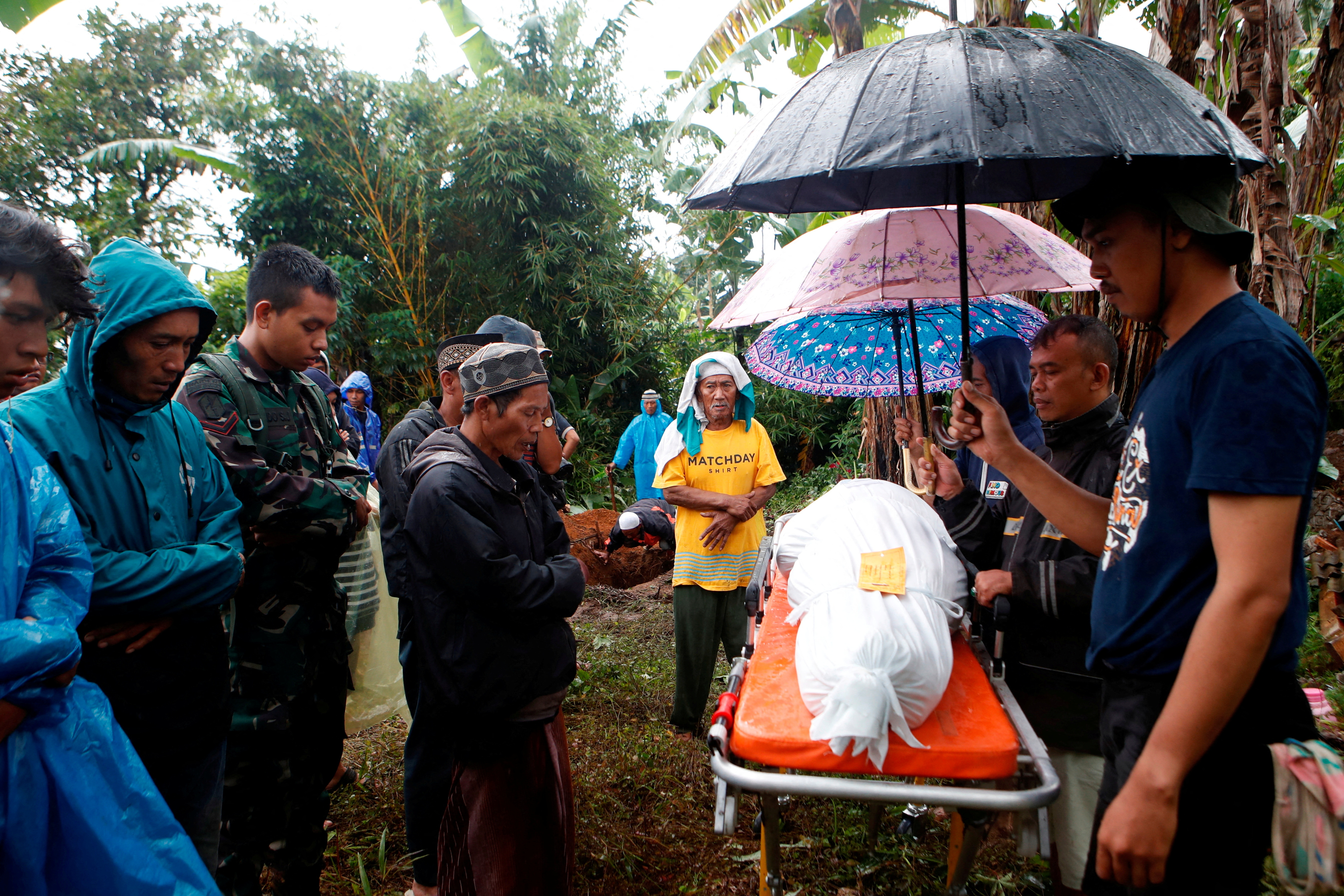 Algunos de los cuerpos trasladados a la morgue fueron sepultados por los respectivos familiares de acuerdo a sus rituales religiosos (REUTERS)