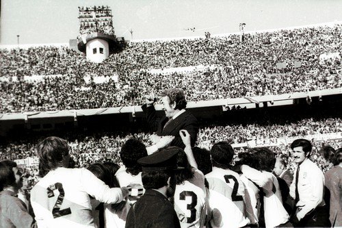 Angel Labruna en andas de sus jugadores, en el ansiado festejo del campeonato de 1975 que rompió una sequía de 18 años