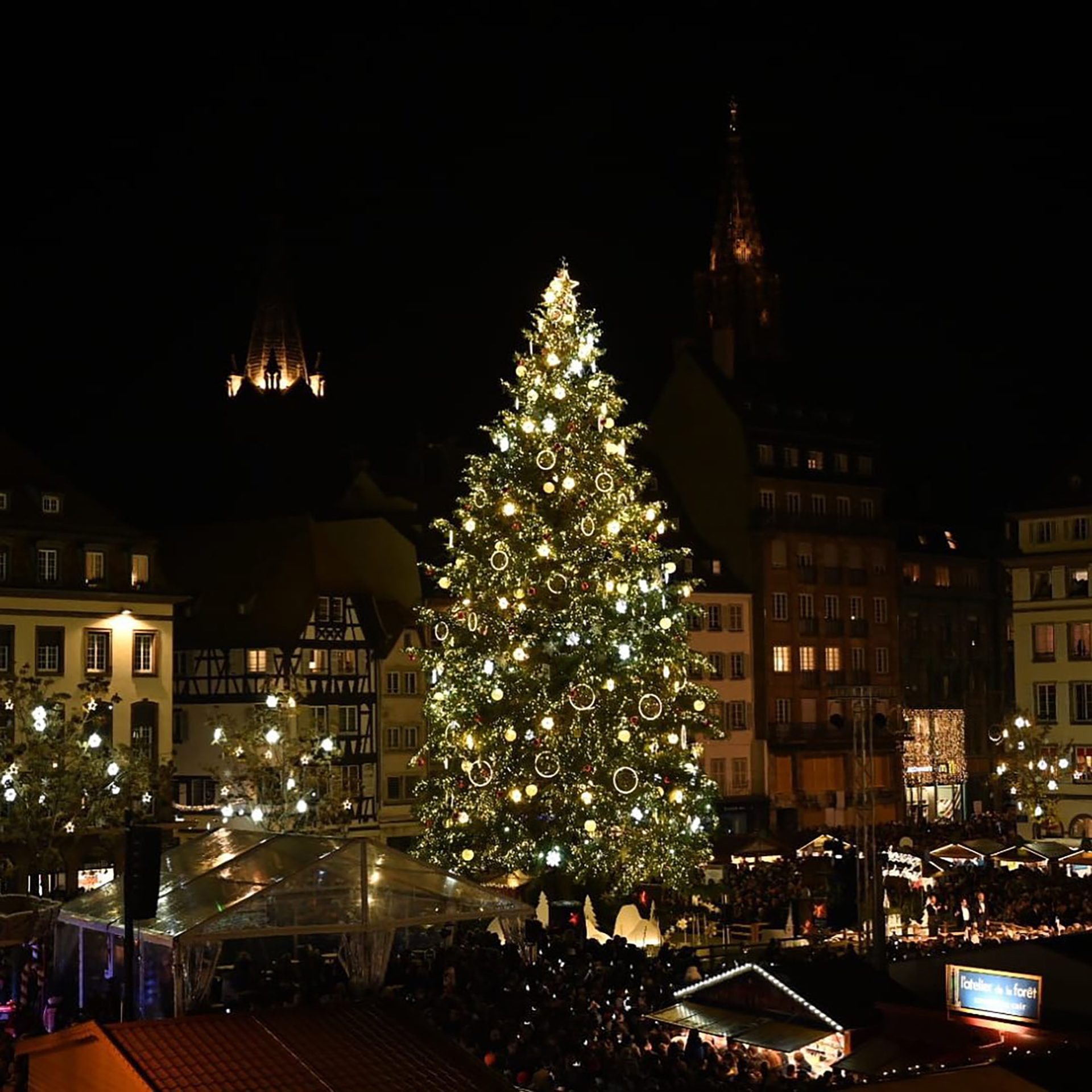 El árbol se convierte en el centro del Mercado de Navidad, también conocido como Christkindlsmärik, el más popular de Francia (Fuente: Oficina de turismo de Estrasburgo, Francia)