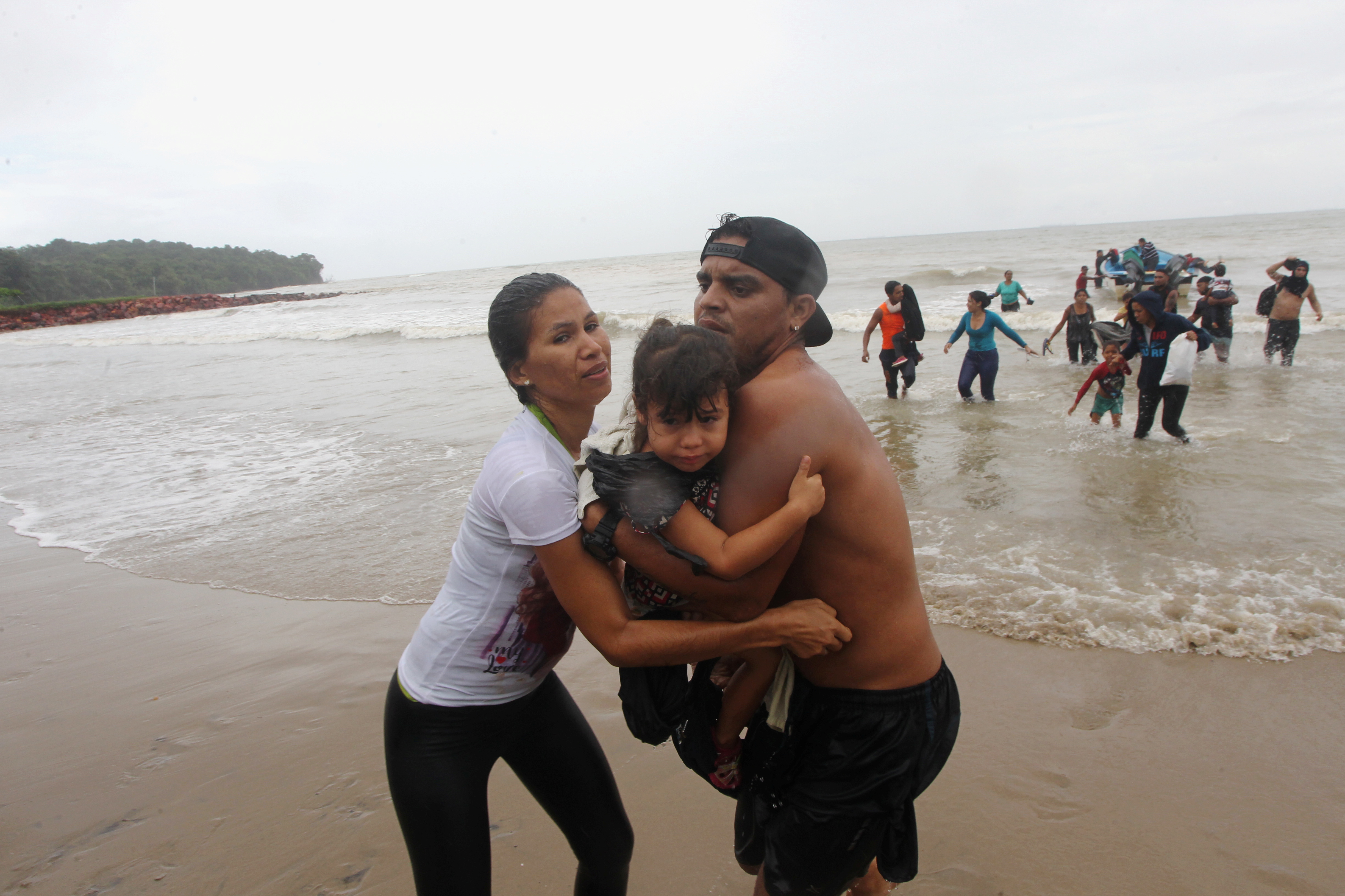 Migrantes venezolanos que habían sido deportados por las autoridades de Trinidad, regresan a Los Iros Beach después de naufragar a fines de noviembre. Lincoln Holder/Courtesy Newsday/Handout via REUTERS   