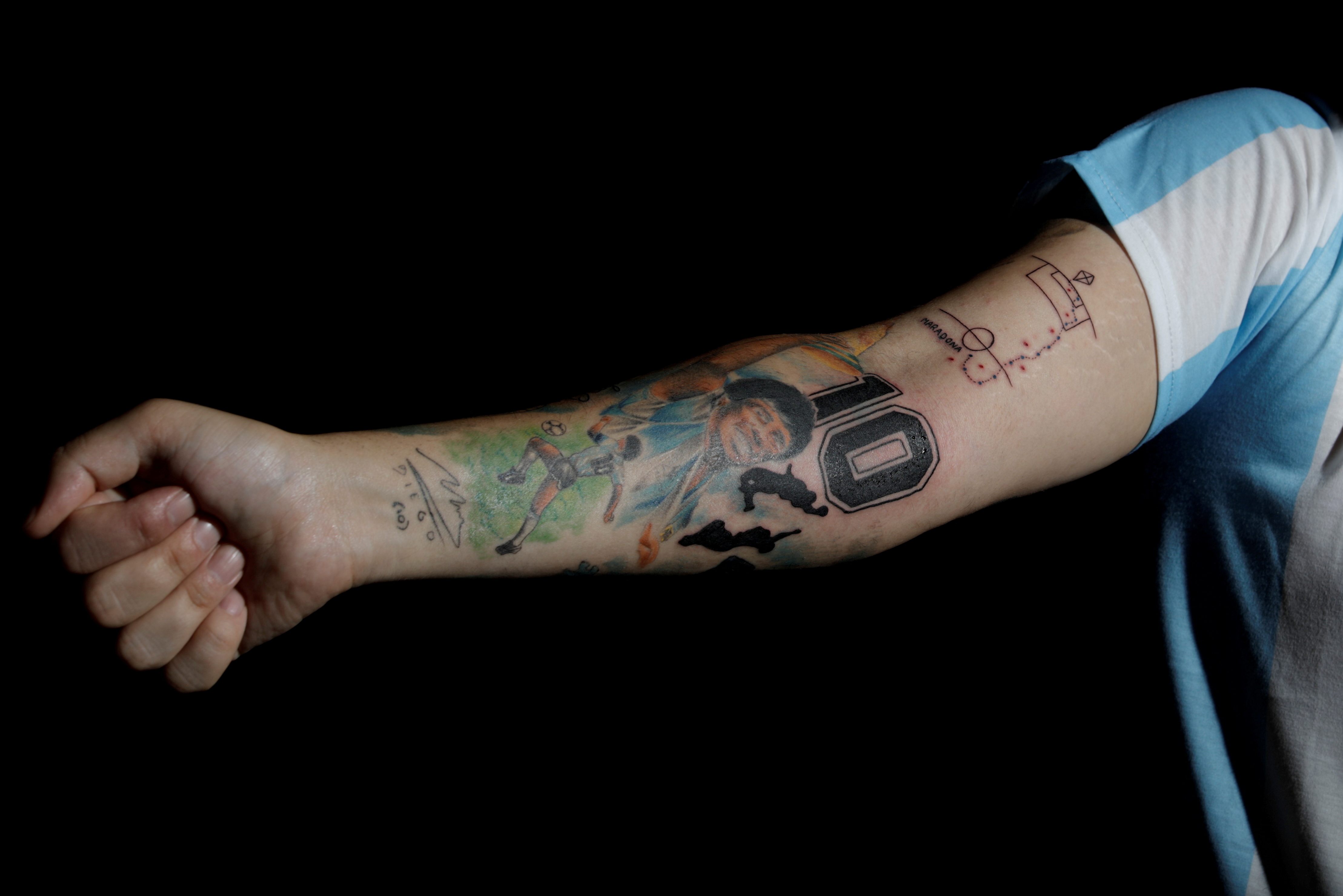 Maximiliano Fernando se tatuó el brazo en referencia a Maradona 