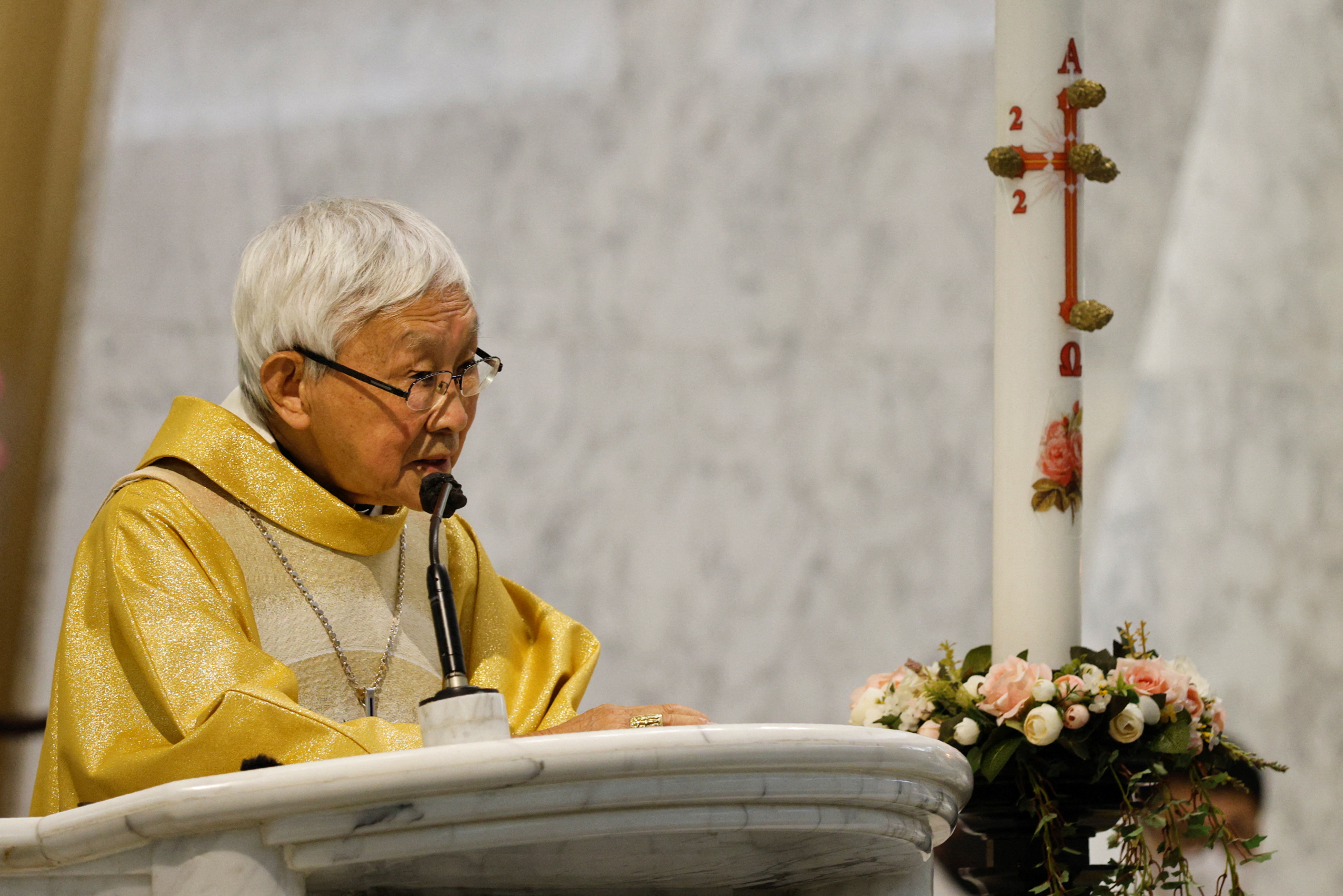 El cardenal Joseph Zen celebra una misa en Hong Kong, China, el 24 de mayo de 2022 (REUTERS/Tyrone Siu)