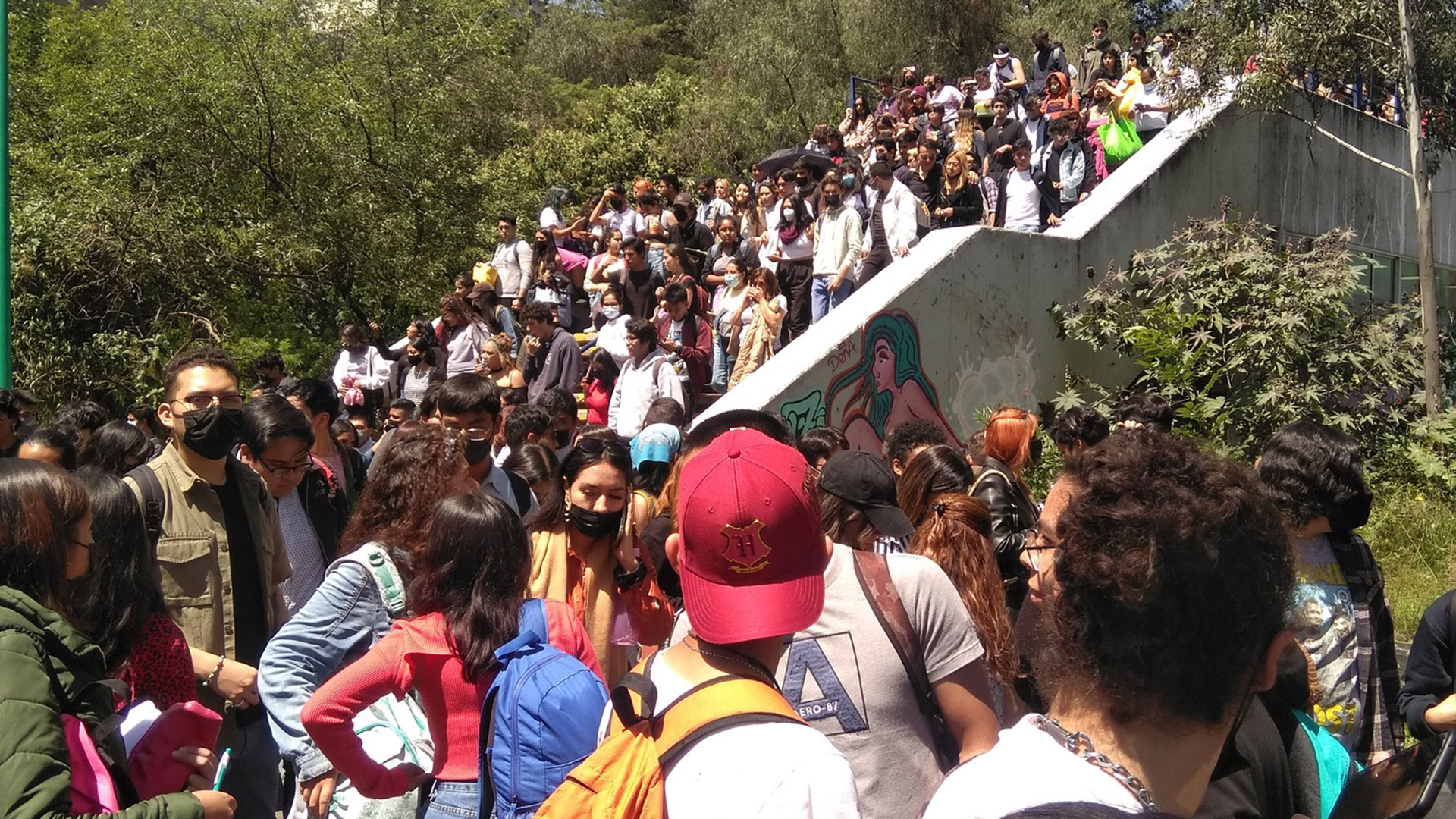 Recientemente alumnos de la FCPyS de la UNAM fueron desalojados por una amenaza de bomba (Foto: especial)