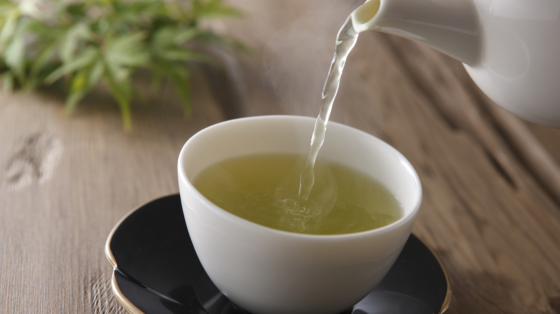 Beber varias tazas de té verde al día se asocia con menos angustia psicológica, según se vio en varias investigaciones (Getty)