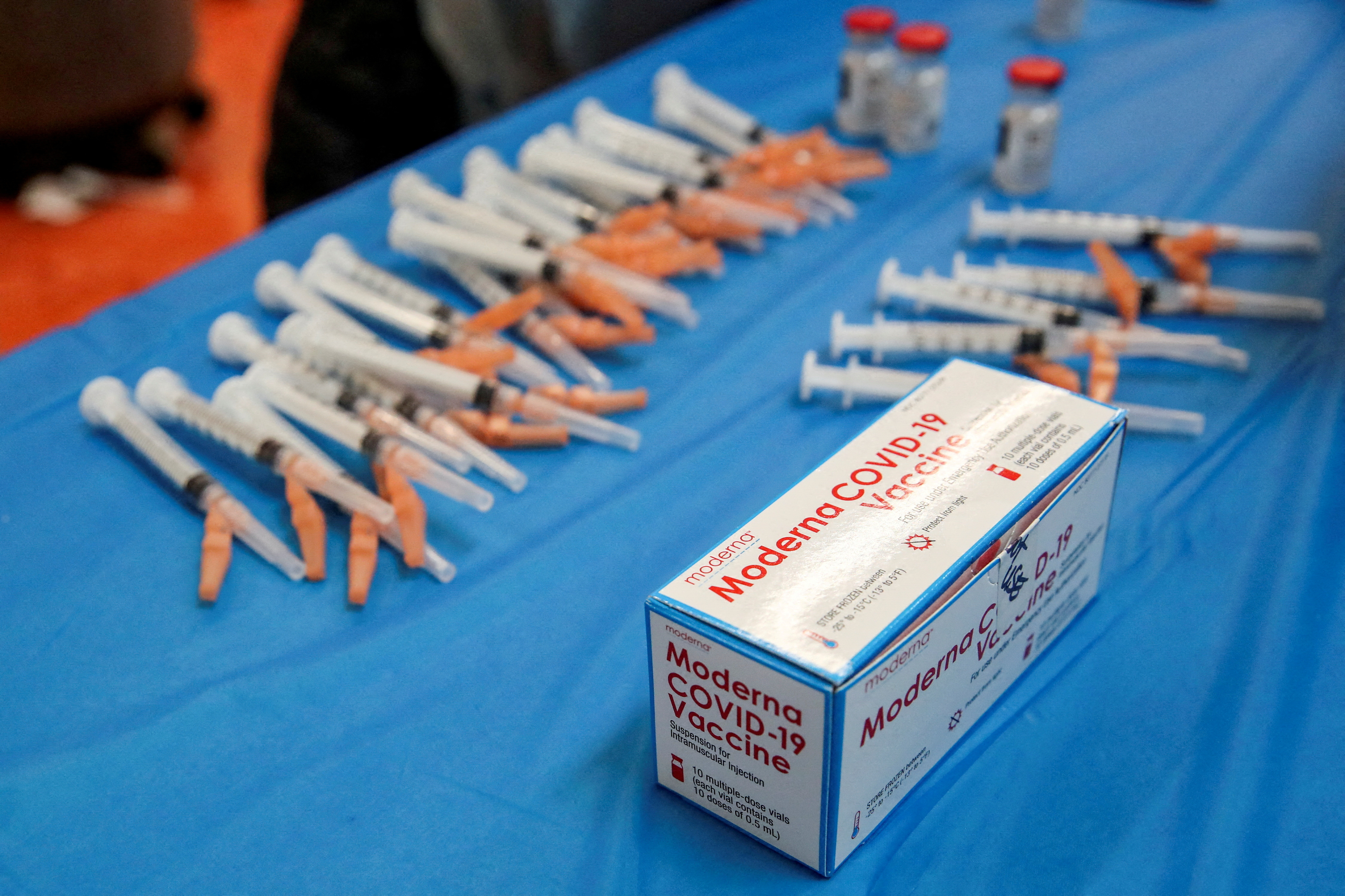 Las vacunas son la herramienta más eficaz para evitar la COVID grave (REUTERS/Kamil Krzaczynski/File Photo)