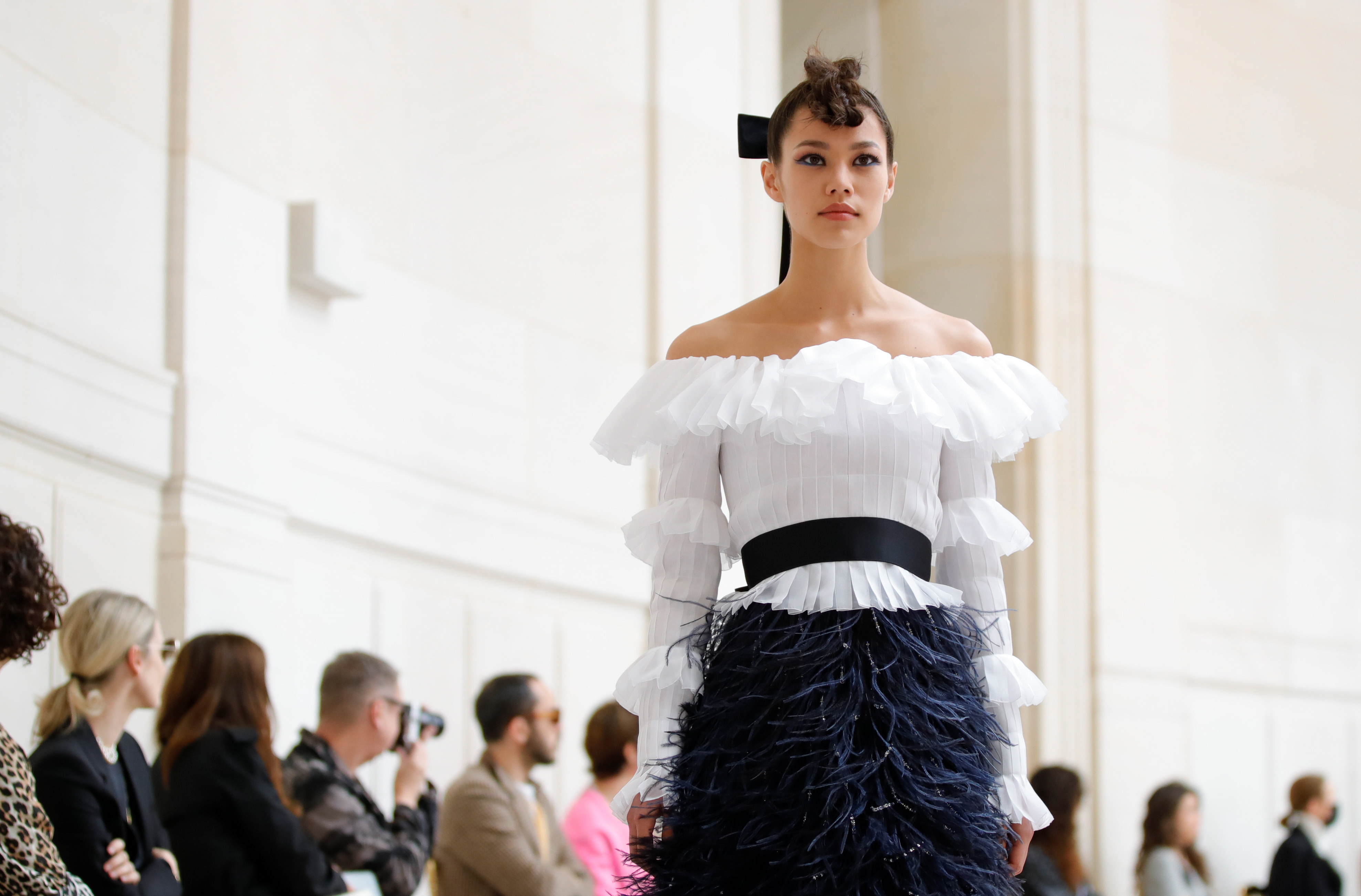 Chanel presentó en la Semana de la Moda de París, en una paleta de tonos pastel y blancos, cargada de lazos y faldas abombadas (Reuters)