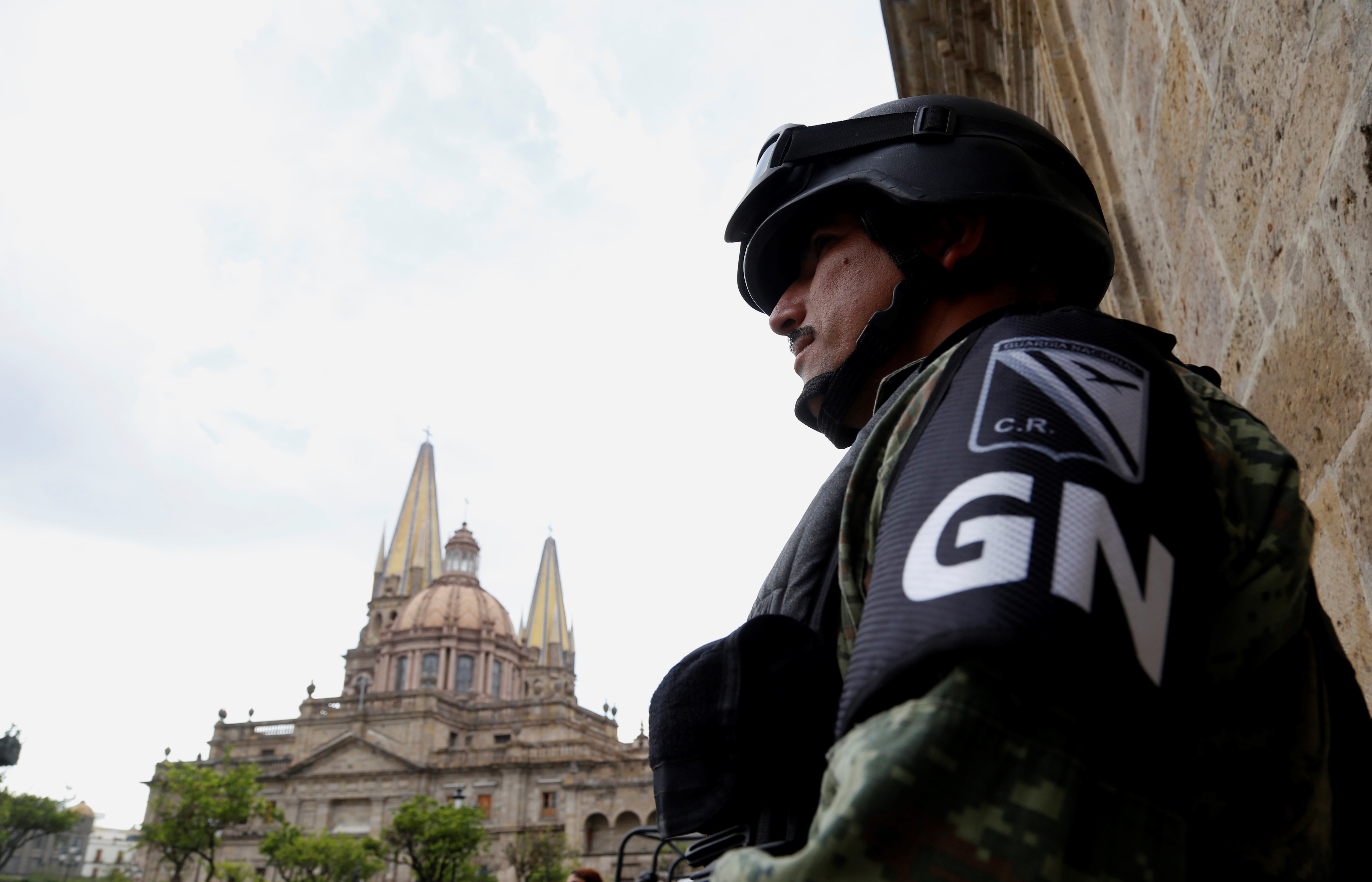 MEX7876. GUADALAJARA (MÉXICO), 29/07/2021.- Un miembro de la Guardia Nacional (GN) vigila una de las principales calles del centro histórico de la ciudad de Guadalajara, (Foto: EFE/Francisco Guasco)
