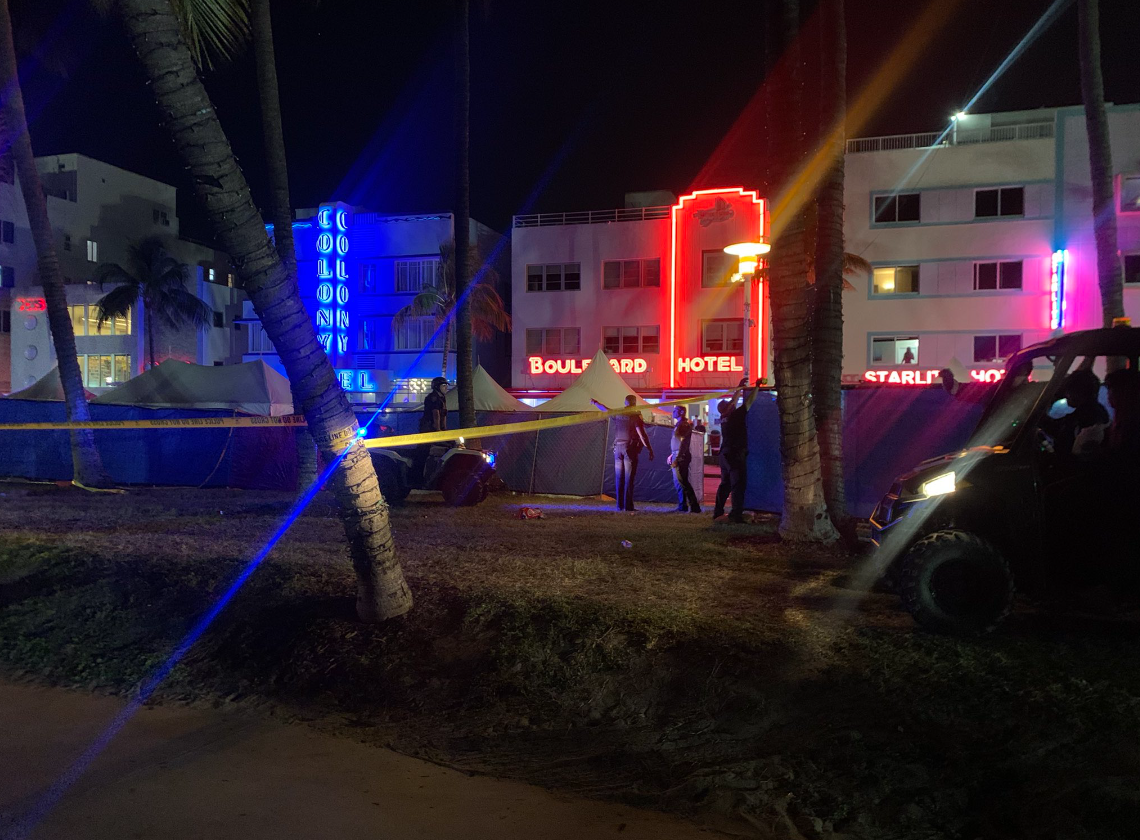 Según varios testigos que se encontraban en un restaurante cercano a donde sucedieron los hechos, se escucharon entre cinco y siete disparos, generando pánico entre quienes festejaban en la concurrida zona. (TWITTER: @aaron_leib)