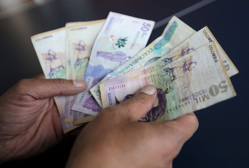 Foto de archivo de un empleado con billetes de pesos colombianos en una tienda en Bogota
Dic 28, 2018. REUTERS/Luisa Gonzalez/