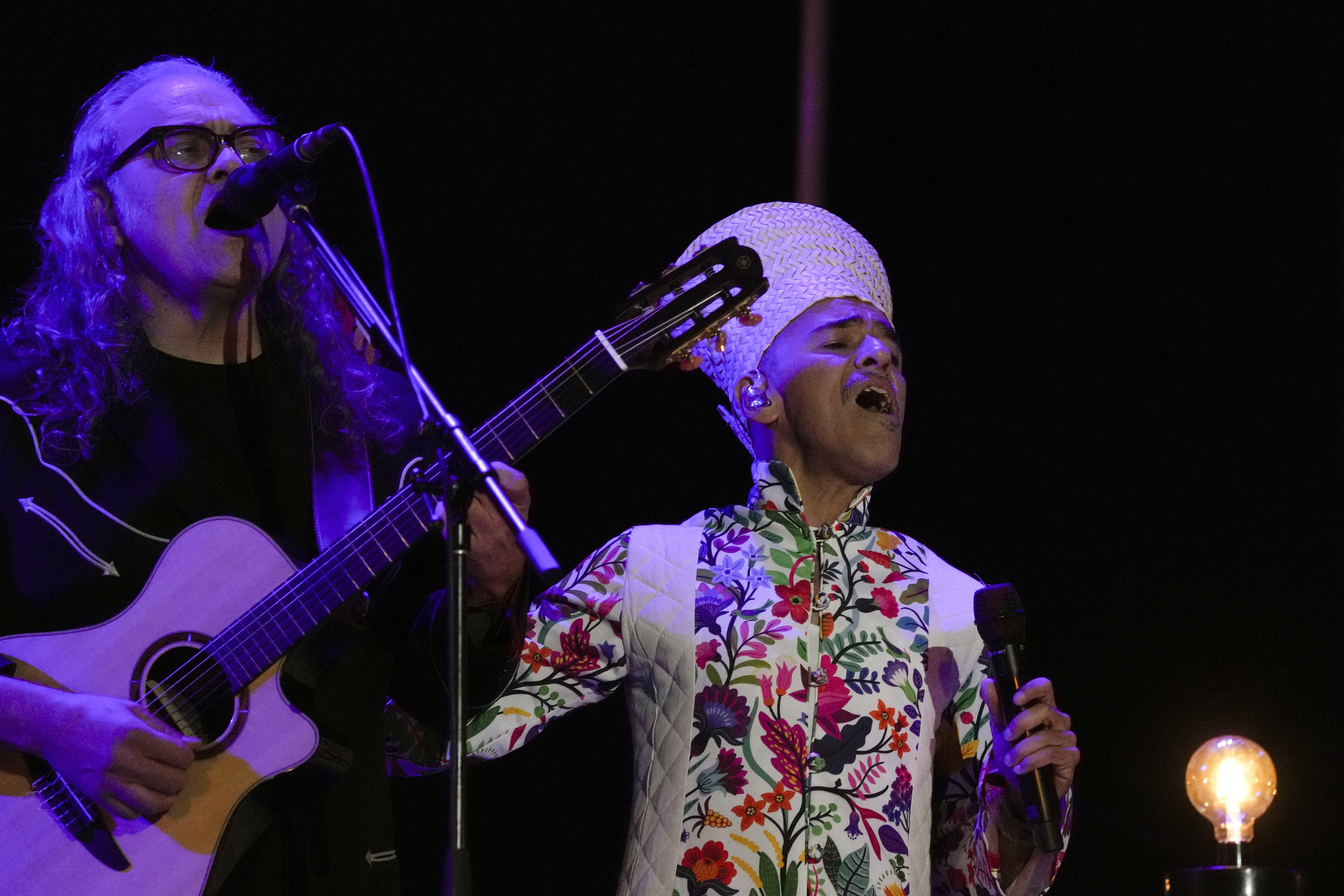 Ruben Albarrán, derecha, cantante de Café Tacvba durante su presentación en el festival Vive Latino en la Ciudad de México el sábado 18 de marzo de 2023. (Foto AP/Fernando Llano)VIVE LATINO