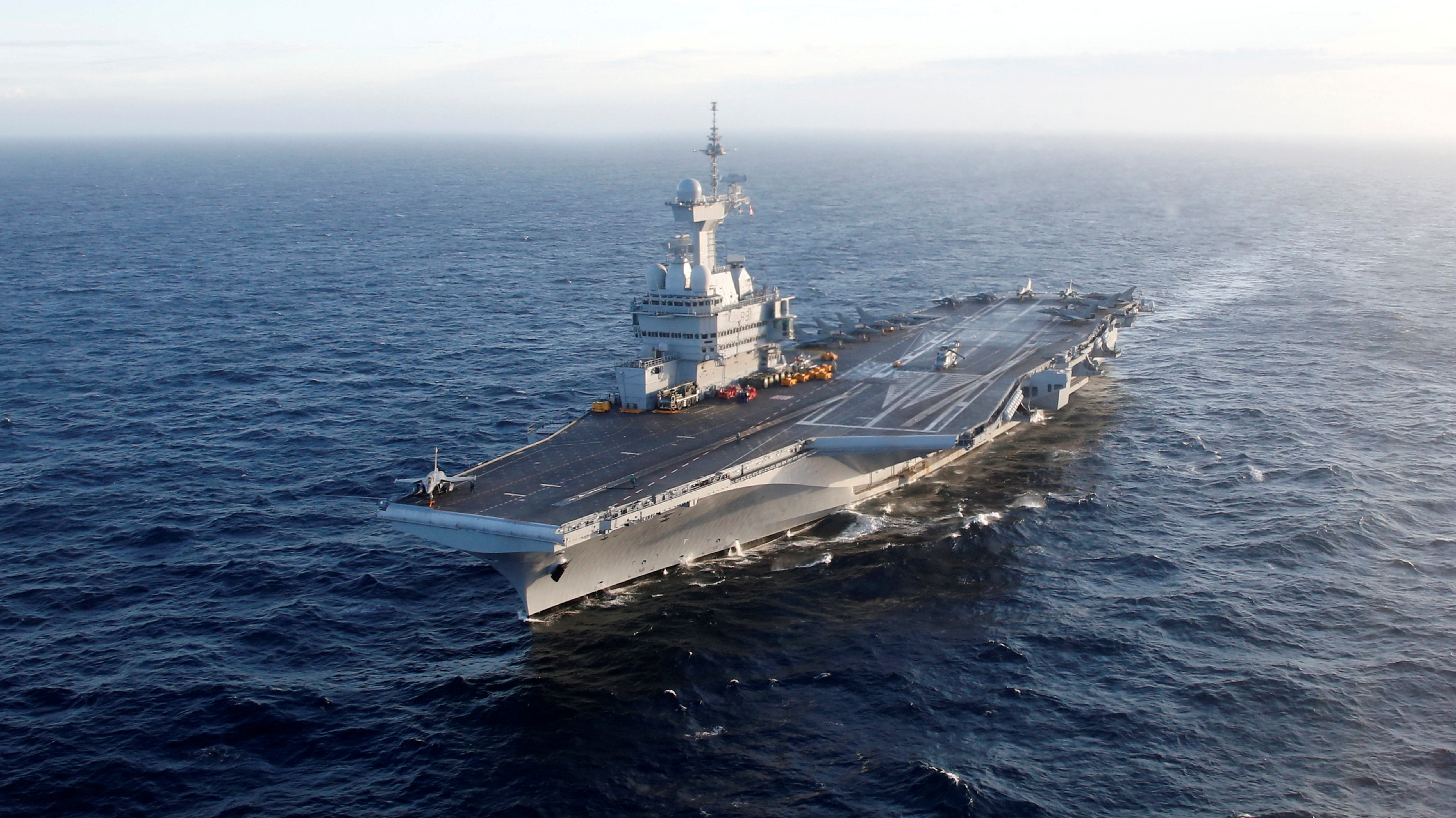 Francia refuerza su presencia militar en el Mediterr&aacute;neo con el despliegue de portahelic&oacute;pteros y portaaviones