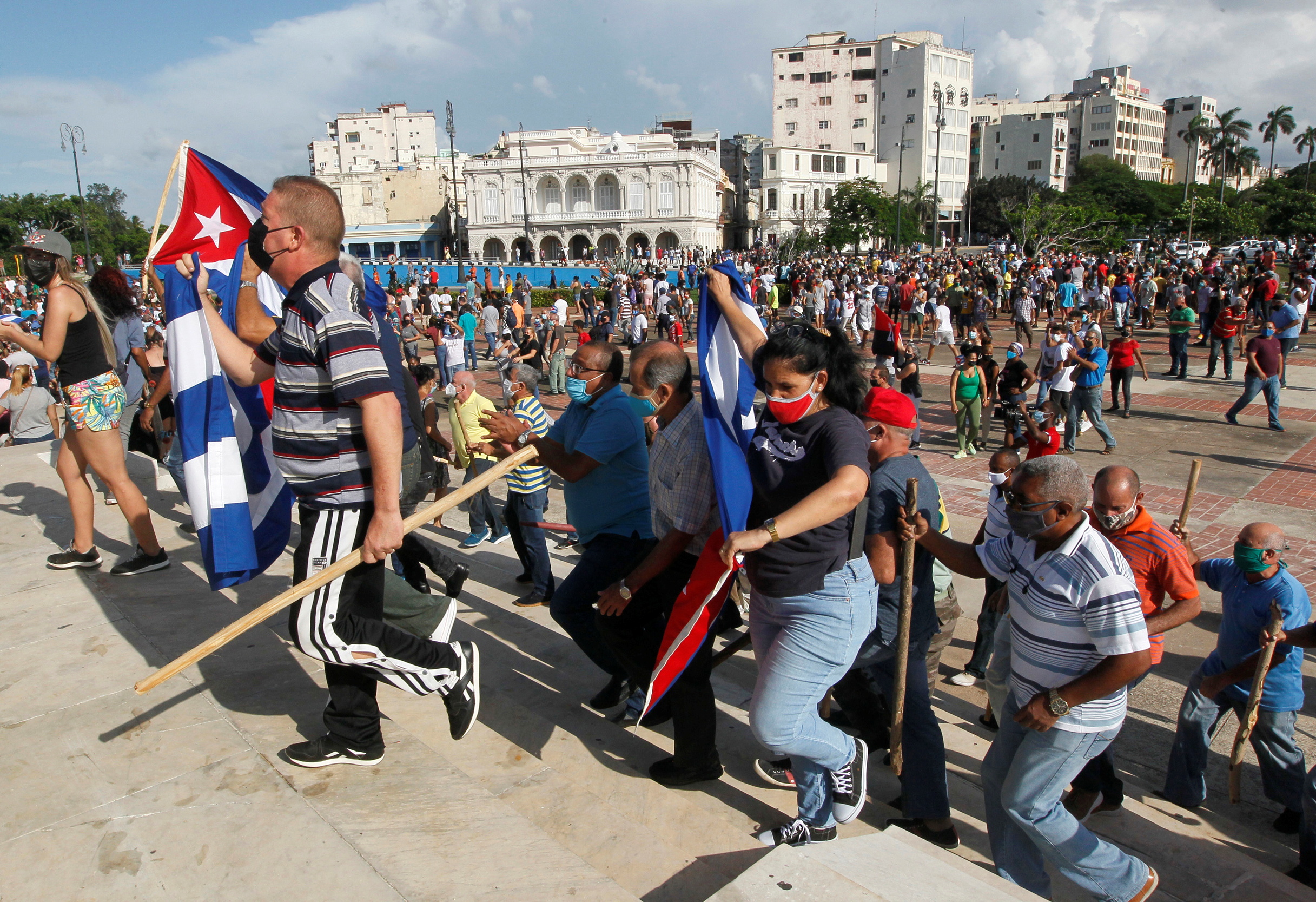 Tras el llamado del régimen, simpatizantes del gobierno también salieron a las calles de la capital (Reuters)