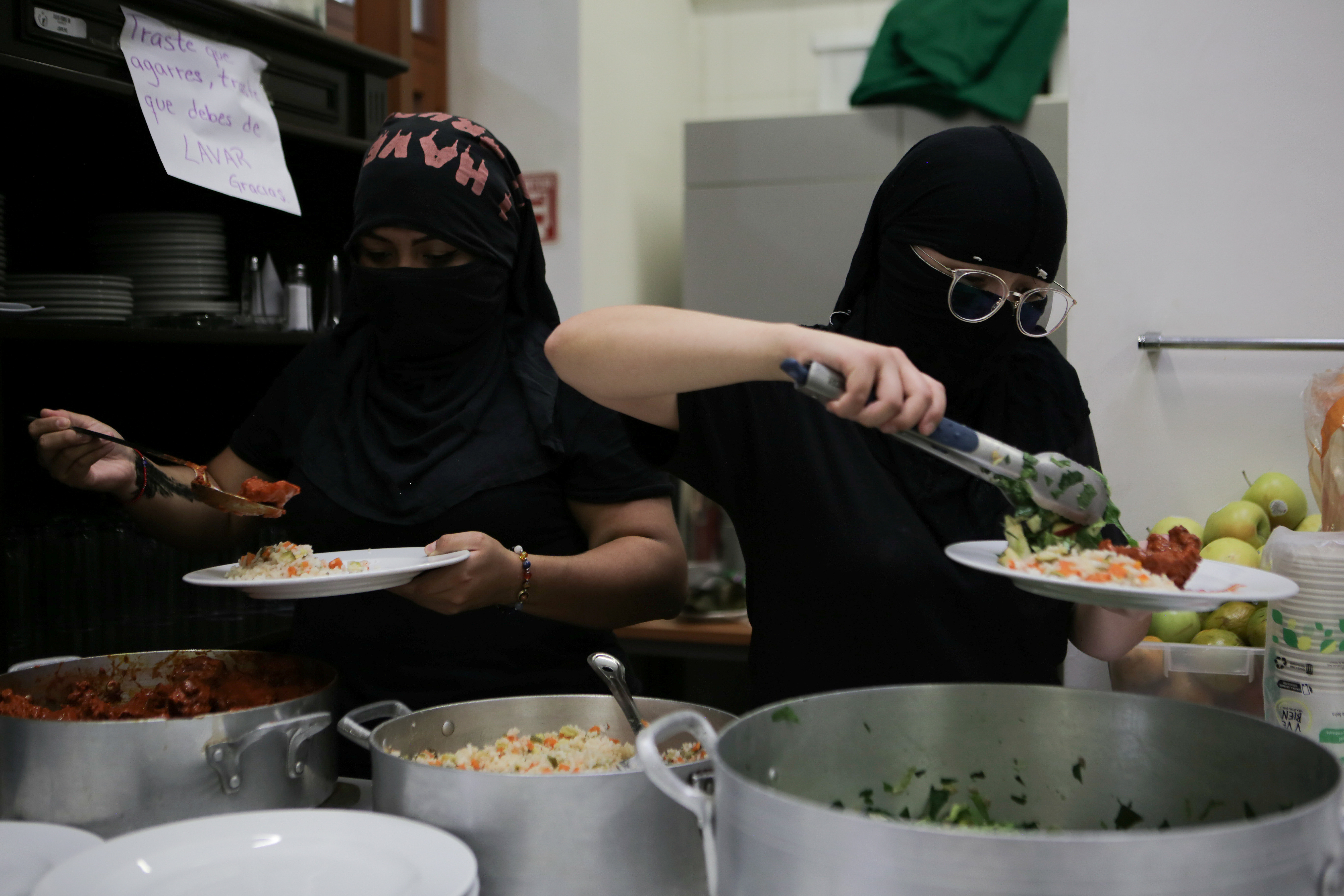 Integrantes de un colectivo feminista sirven comida durante la hora del almuerzo mientras se apoderan de las instalaciones del edificio de la Comisión Nacional de Derechos Humanos, en apoyo a las víctimas de violencia de género, en la Ciudad de México, México, 10 de septiembre de 2020. Fotografía tomada el 10 de septiembre de 2020.