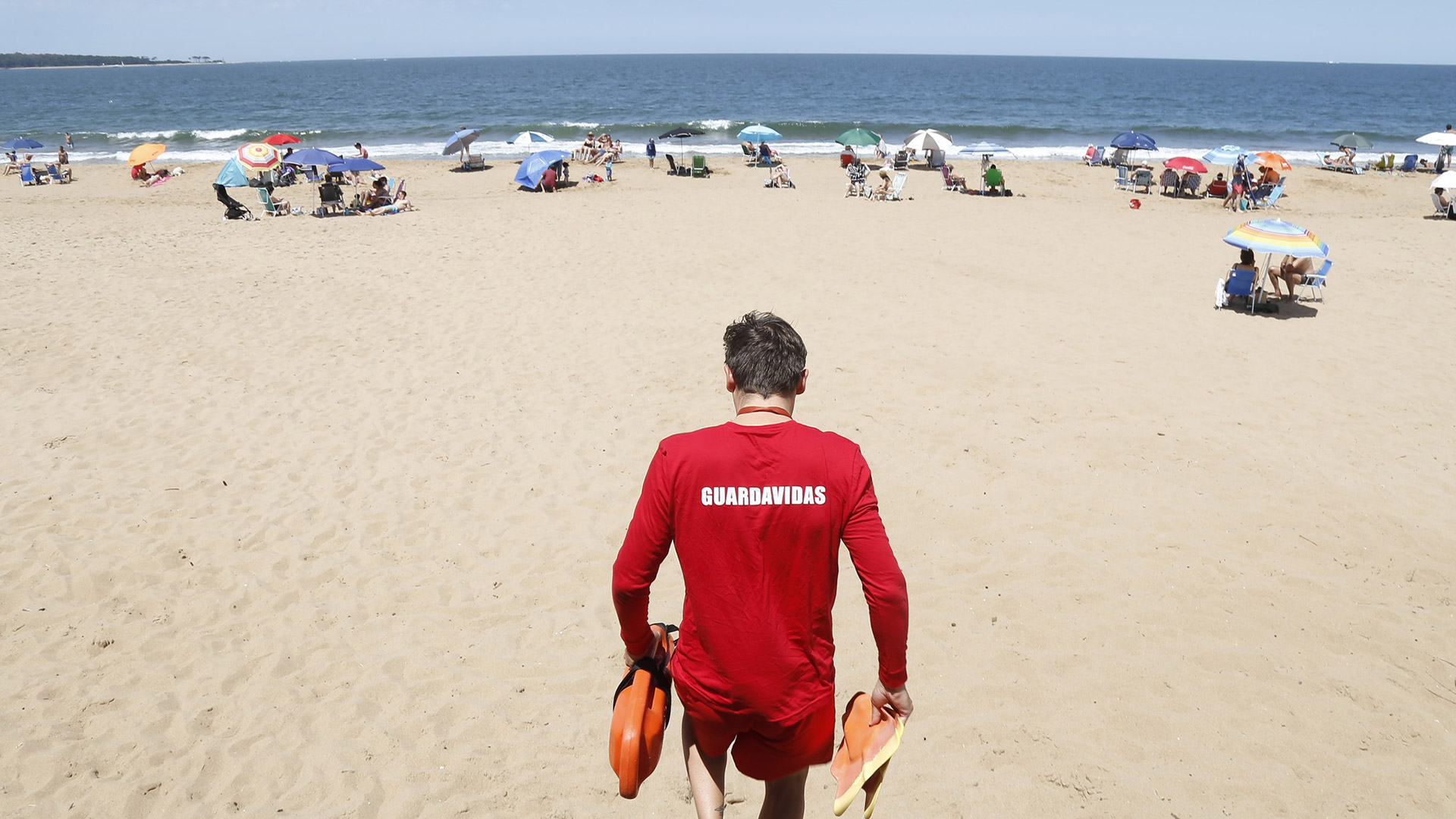 Se peleó con los guardavidas porque no lo dejaban meterse al mar: lo habían rescatado minutos antes de una zona peligrosa