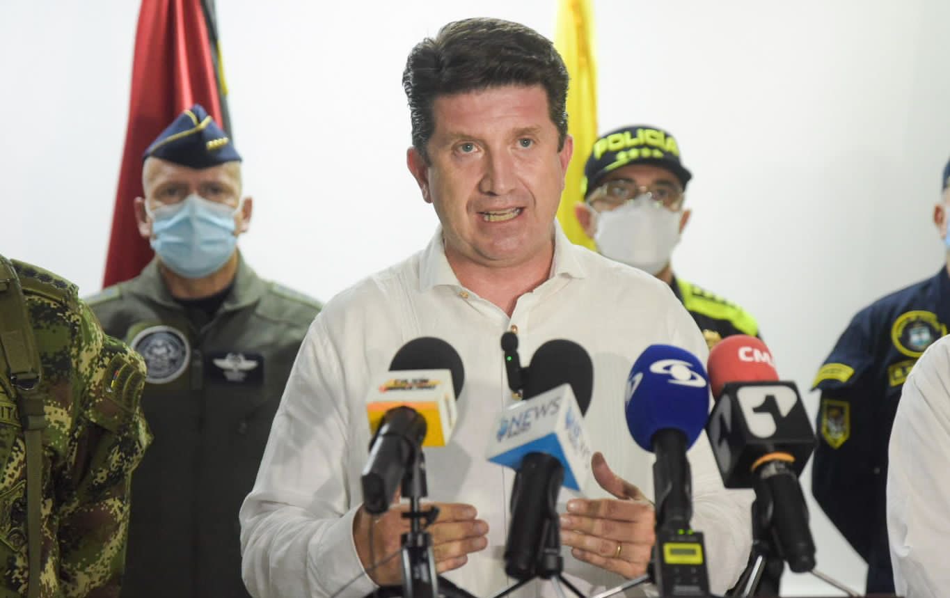 El ministro de Defensa, Diego Molano, explicó que se reforzará el pie de fuerza en Arauca para atender la ola de violencia. Foto: MinDefensa
