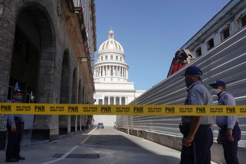 Policías bloquean un camino acceso al edificio del Capitolio Nacional, en La Habana tras las masivas protestas (Foto: Reuters)