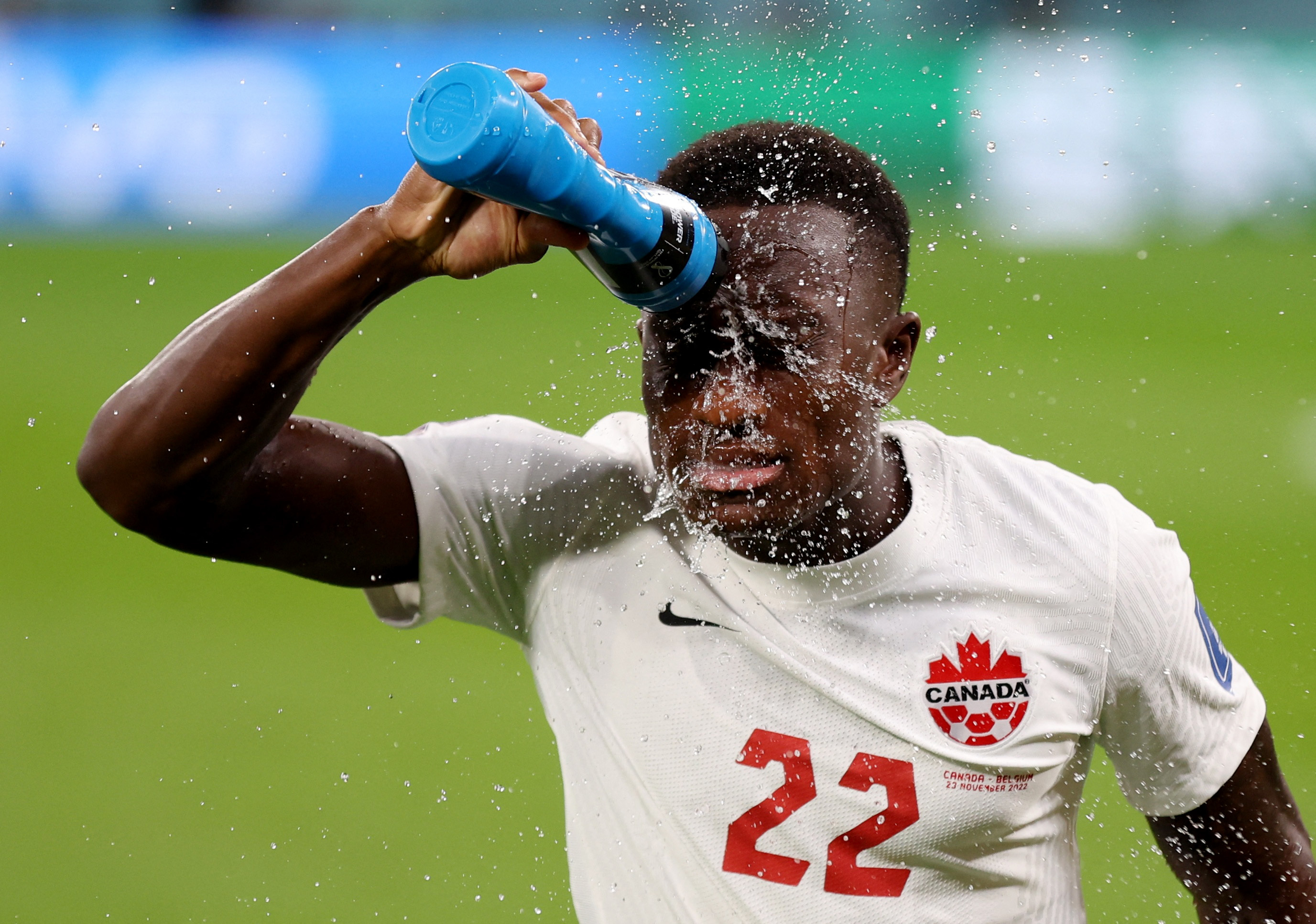 Richie Laryea se tira agua en la cara. El jugador canadiense fue uno de los que más corrió en su equipo (REUTERS/Matthew Childs)