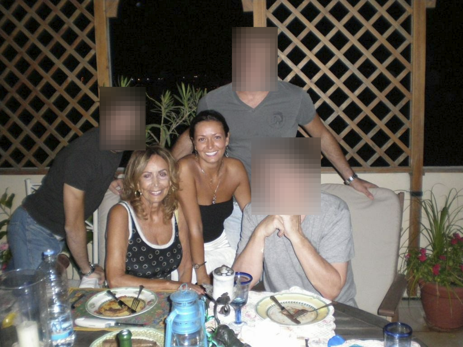 María Adela junto a Marcelle D'Argy Smith, ex editora de la edición británica de la revista Cosmopolitan. Se conocieron tomando unas copas en un bar de La Valeta, Malta, en el verano de 2010. (Facebook)