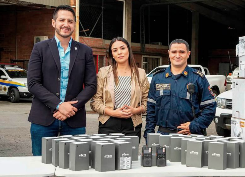 Bomberos de Medellín están encartados con 152 radios que costaron $298 millones de pesos: son inútiles