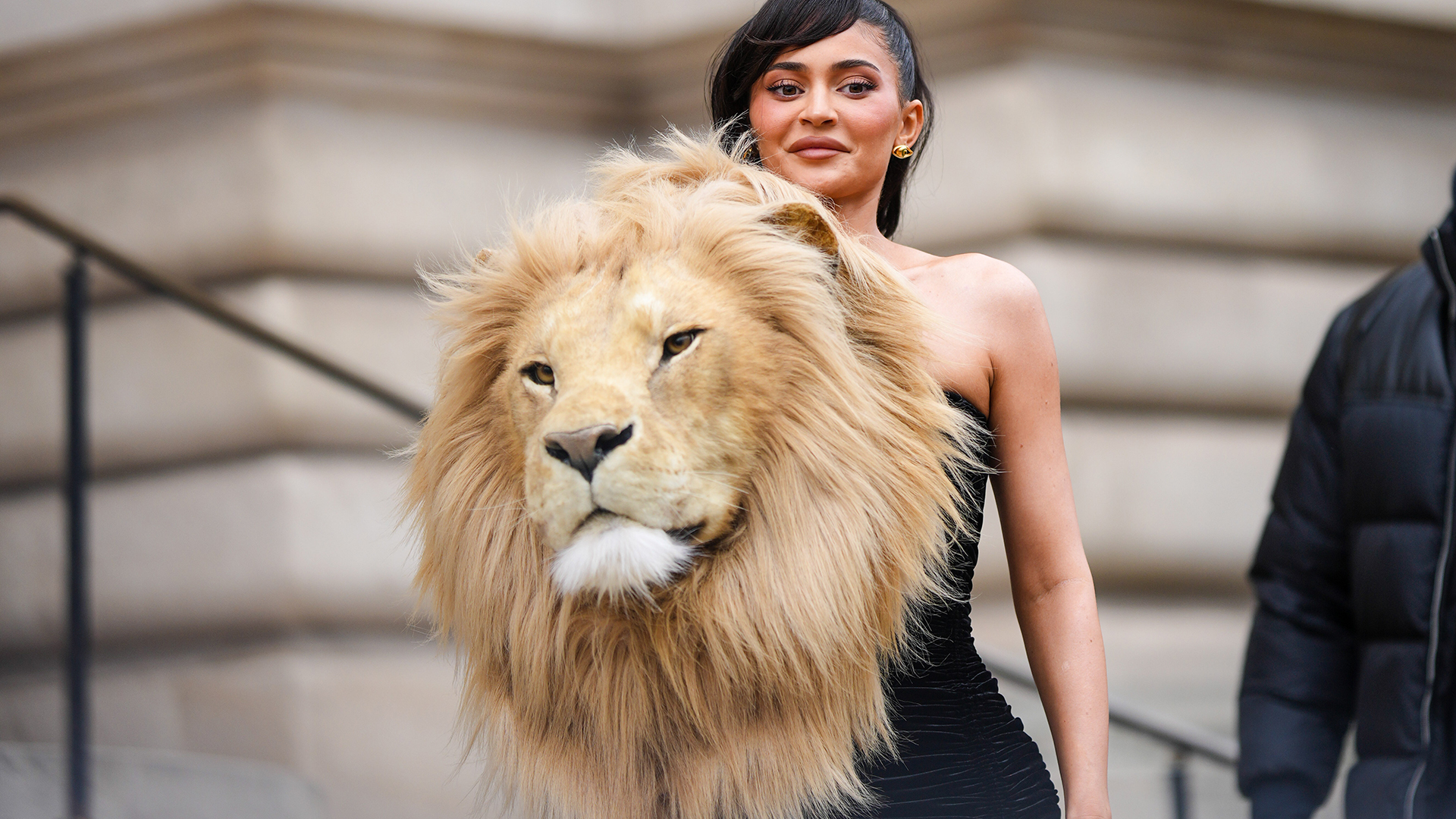 Kylie Jenner, invitada al desfile, acudió con un vestido con cabeza de león (Getty Images)