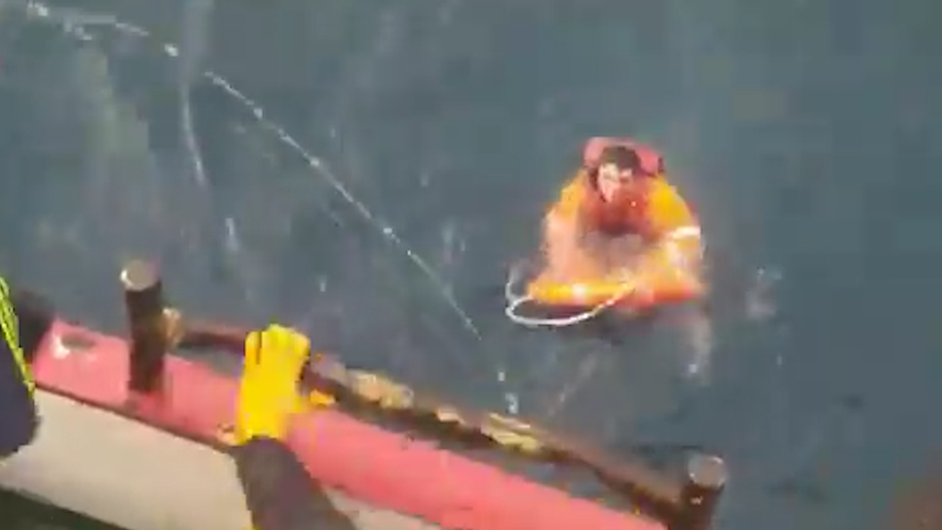 Impactante rescate: un marinero cay&oacute; de un barco, estuvo diez minutos flotando en el agua helada y lo salvaron