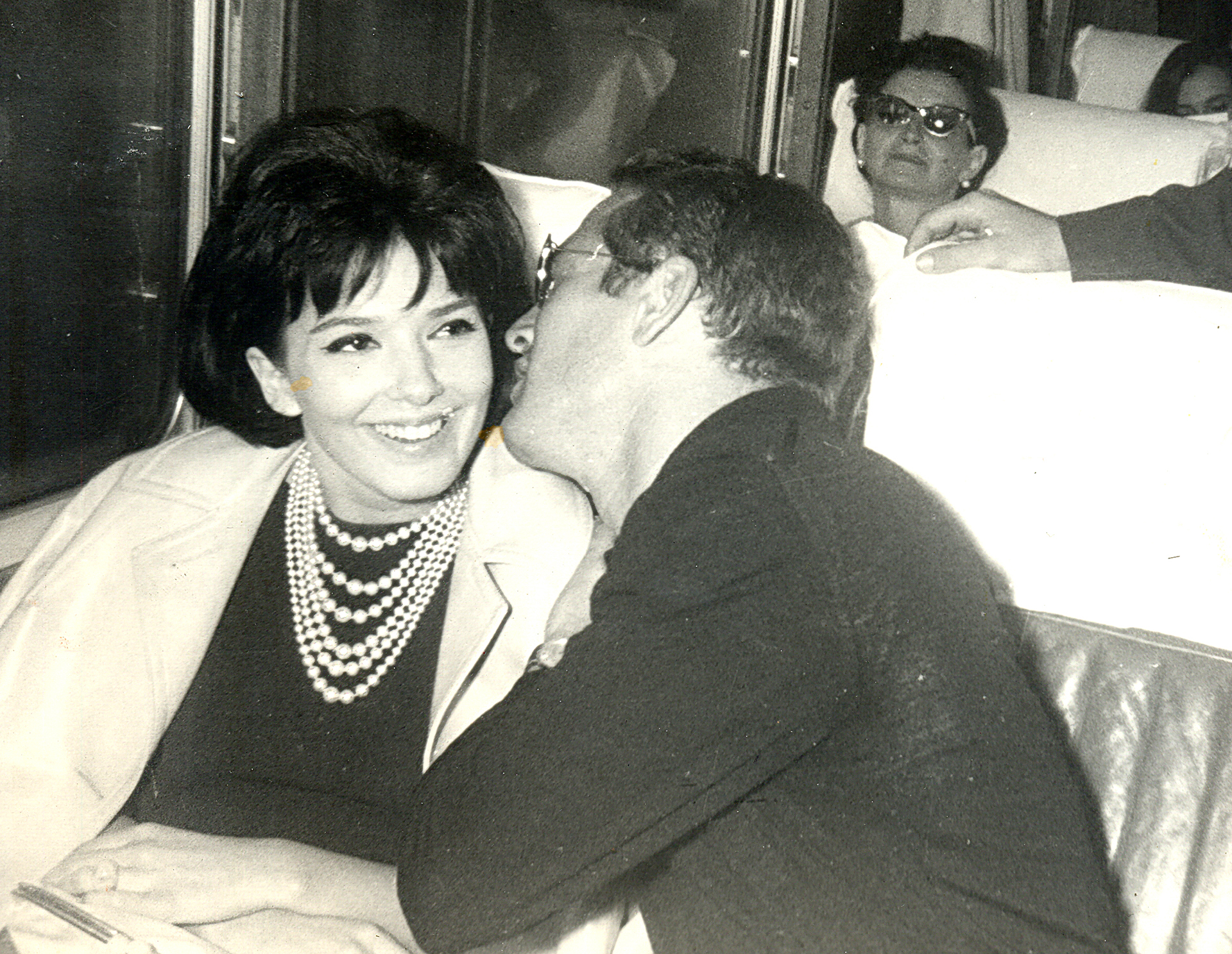 Graciela Borges y Paul Newman viajando juntos en el "tren de las estrellas" desde Buenos Aires a Mar del Plata en 1962 (Foto: Film&Arts)