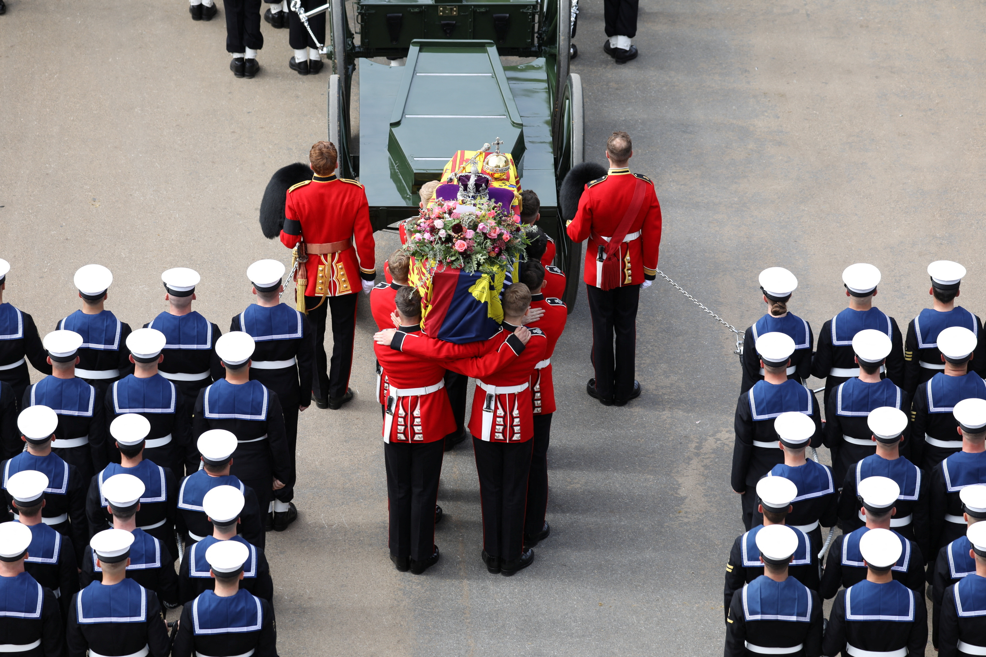 El equipo de soldados que traslada el pesado ataúd es del 1er Batallón The Grenadier Guards