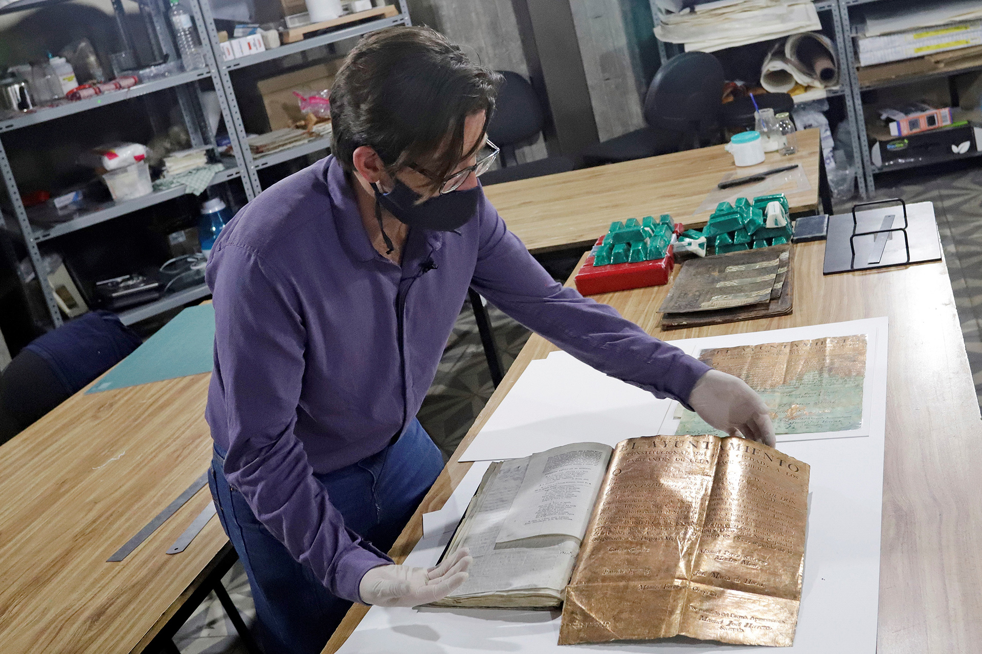 Un documento elaborado en hojas de oro revela que el estado de Puebla se resistió a dejar de jurar al rey de España tras la independencia de México en 1821, siendo de las últimas ciudades que juraron lealtad al nuevo emperador mexicano, Agustín de Iturbide. EFE/ Hilda Ríos