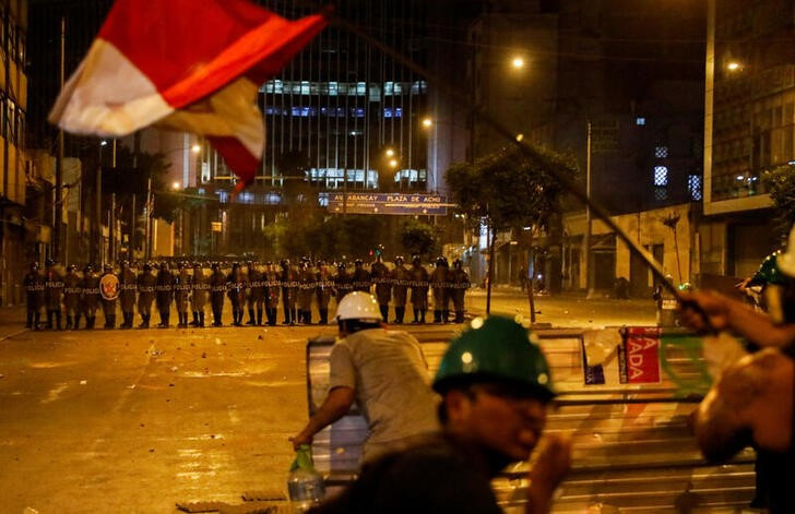 FOTO DE ARCHIVO. Los manifestantes se cubren con un escudo improvisado mientras los agentes de policía operan durante una protesta antigubernamental, tras la destitución del expresidente de Perú Pedro Castillo, en Lima, Perú, el 4 de febrero de 2023. REUTERS/Alessandro Cinque