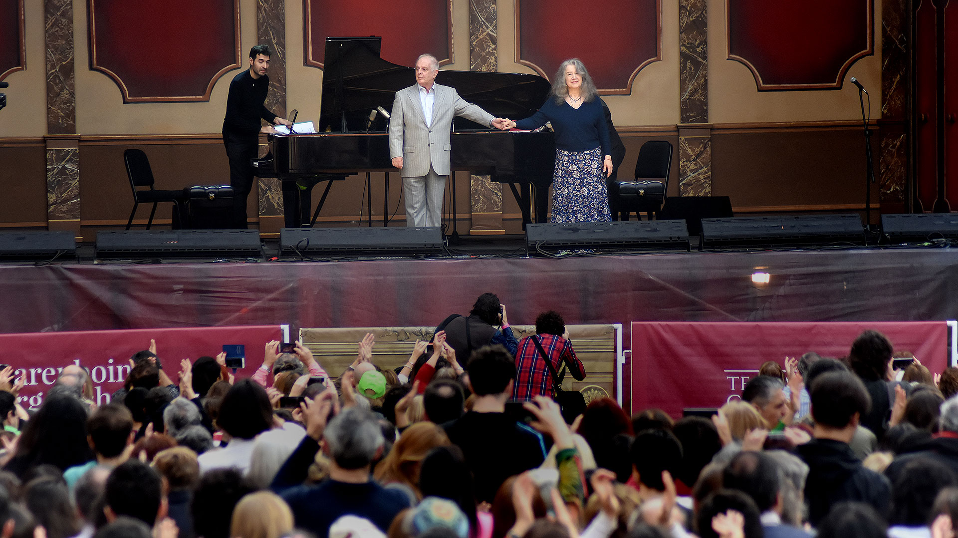 Daniel Barenboim y Martha Argerich en una presentación en la Plaza Vaticano en 2017, al lado del edificio del Colón  (Nicolás Stulberg) (Nicolás Stulberg)