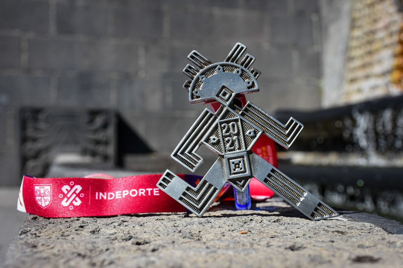 Medalla del Medio Maratón CDMX 2021 (Foto: Twitter @21KCDMX)
