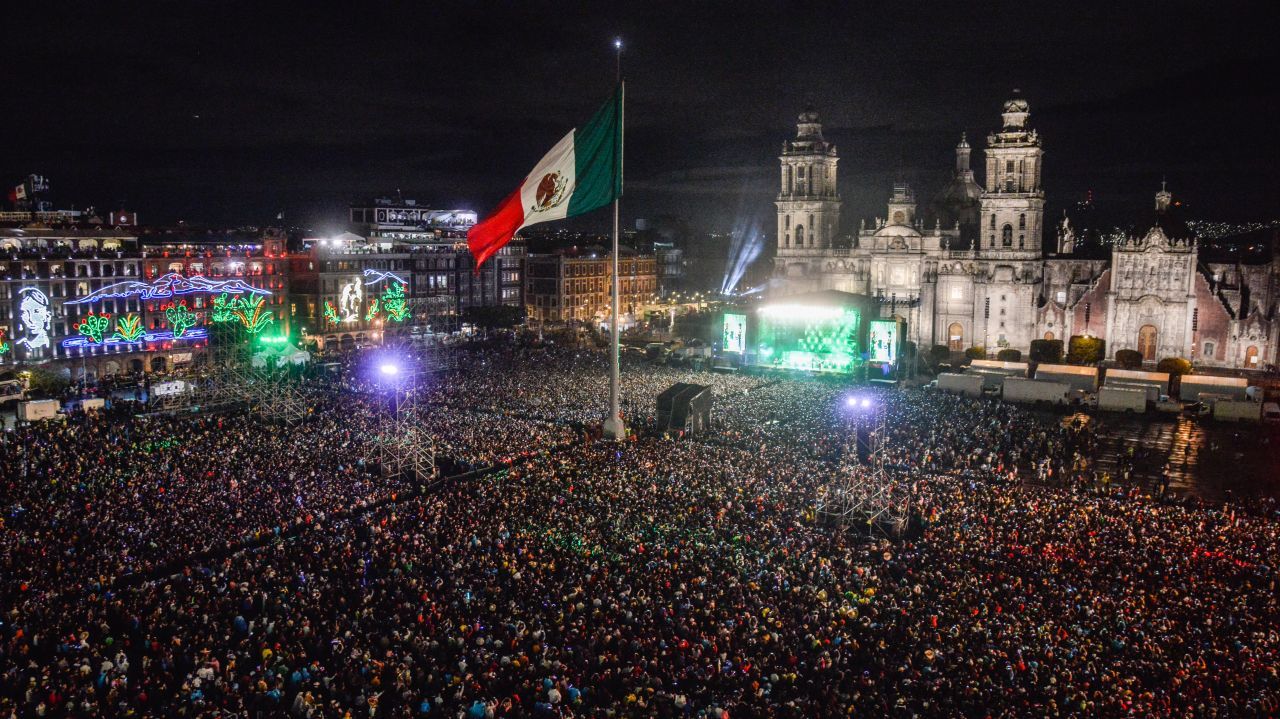 Cerca de 130 mil personas se congregaron en el Zócalo para ver a Los Tigres del Norte.
FOTO: MARIO JASSO/CUARTOSCURO.COM