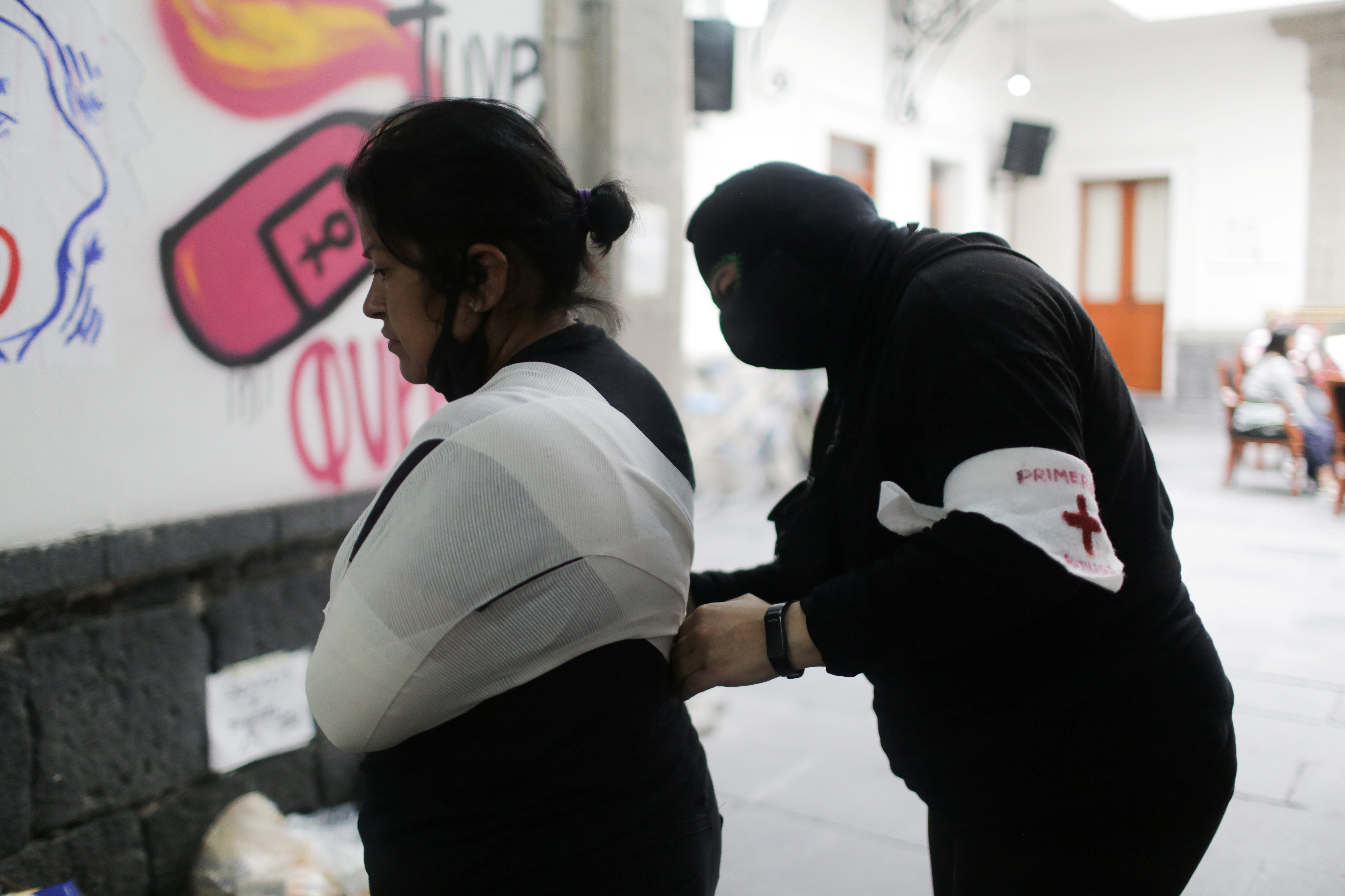 Erika Martínez, madre de una víctima de violencia de género, recibe ayuda de una integrante de un colectivo feminista dentro de las instalaciones del edificio de la Comisión Nacional de Derechos Humanos, en apoyo a víctimas de violencia de género, en la Ciudad de México, México, 10 de septiembre de 2020. Foto tomada 10 de septiembre de 2020.
