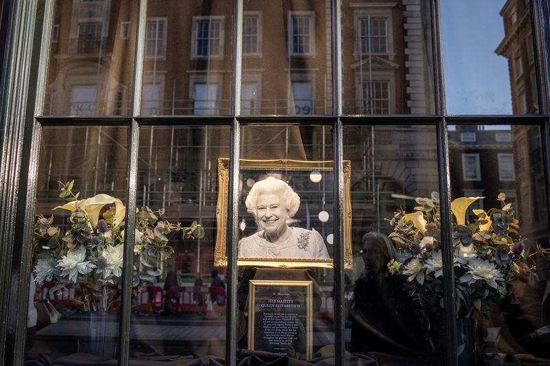 Un retrato de la reina Isabel se ve en una ventana, tras su muerte, en Londres