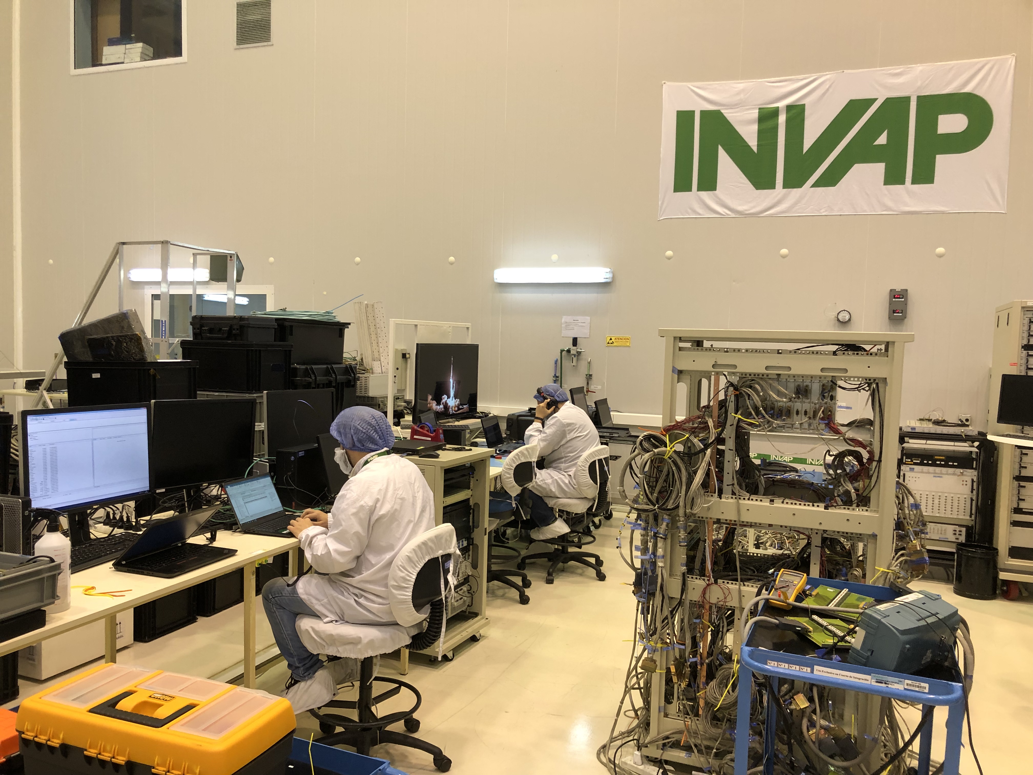 La sala de integración de los componentes satelitales de Invap