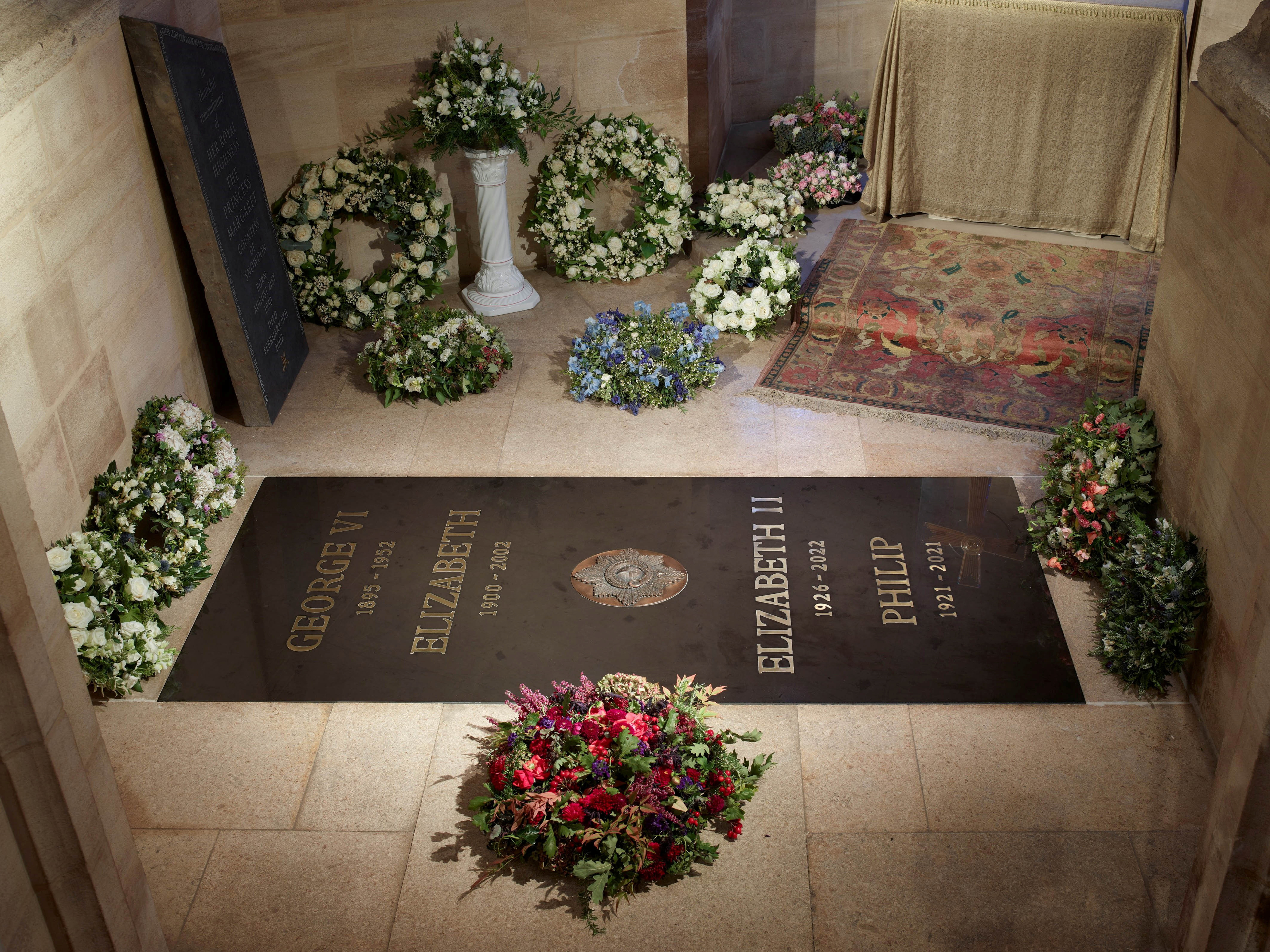 Foto divulgada este sábado por el Palacio de Buckingham de la lápida con el nombre de Isabel II, el de sus padres y el de su marido, el príncipe Felipe, en la capilla de San Jorge en el castillo de Windsor (REUTERS)