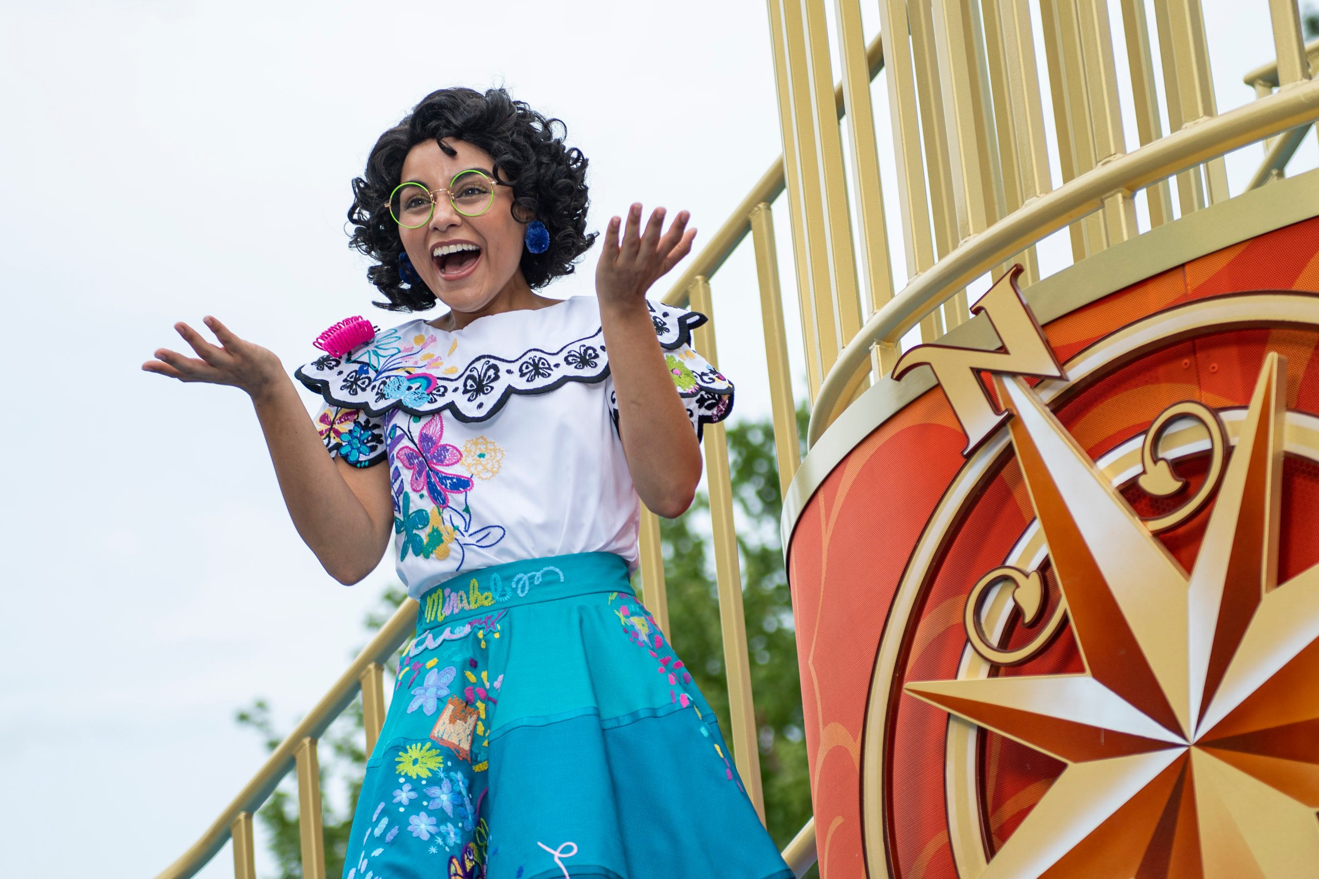 Desde junio, Mirabel de la exitosa película “Encanto” es parte de la  Cabalgata de amigos de Disney Adventure en Magic Kingdom (cortesía Disney)